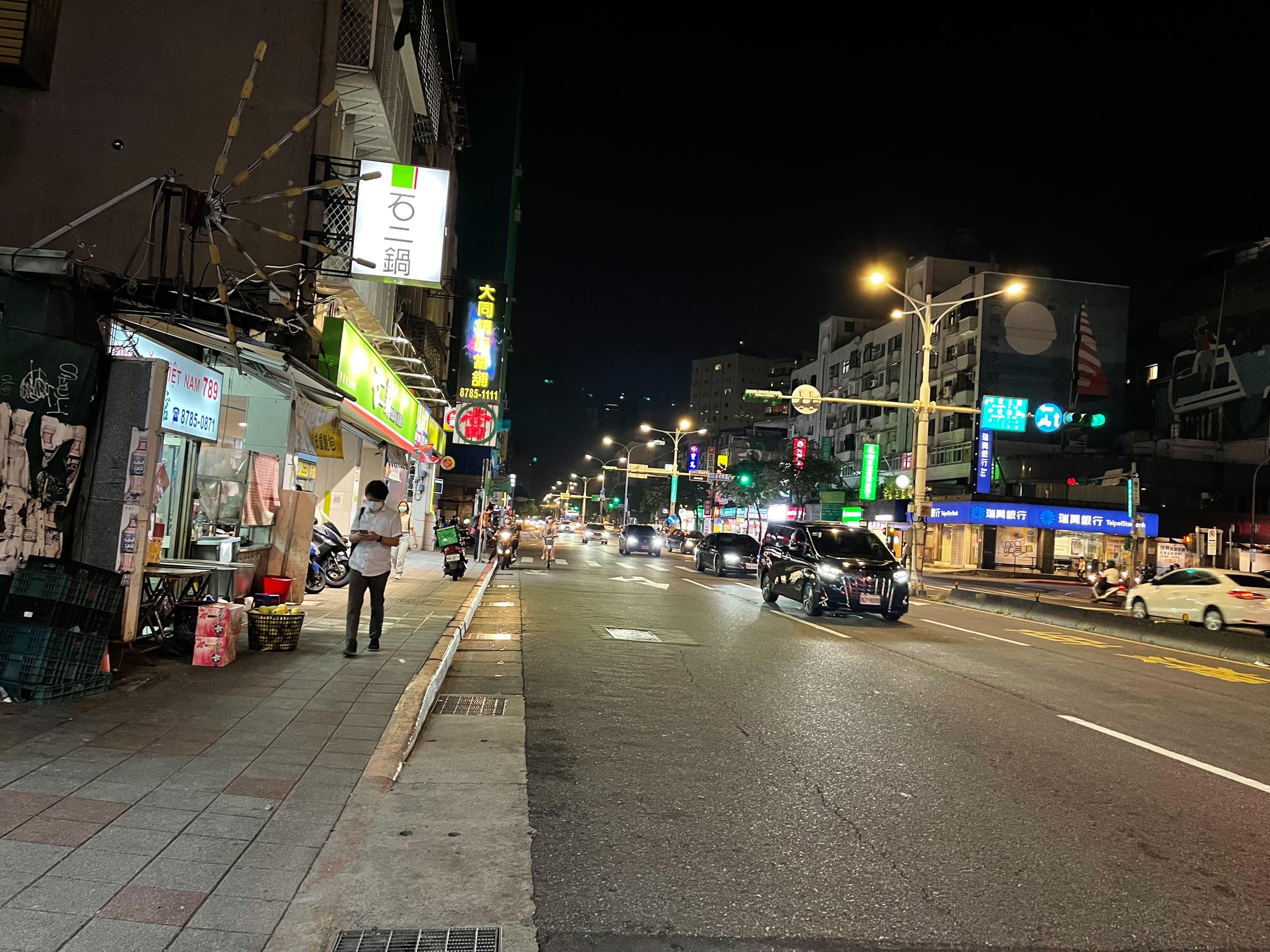 土地公廟位於忠孝東路五段旁,地價驚人。