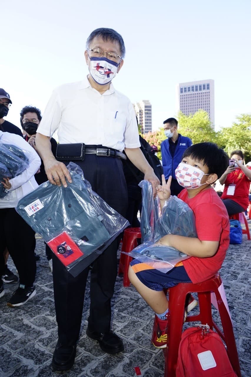 柯文哲上午7時出席北市府的升旗活動,發送國慶嗡嗡包。(北市府提供)