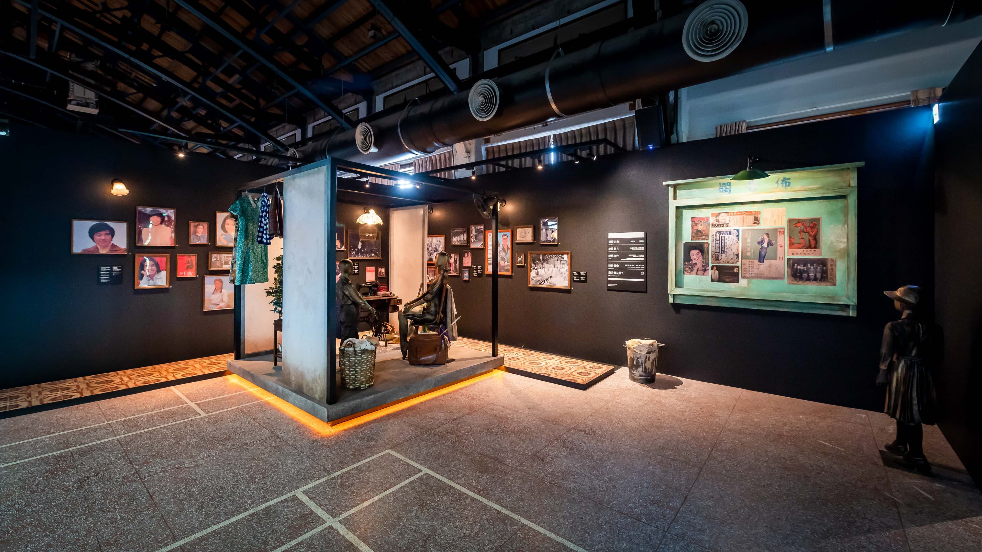 台灣時裝史主題策展《時裝時代・時代時裝》第一展區「母親般的紡織時代」。(文化部提供)