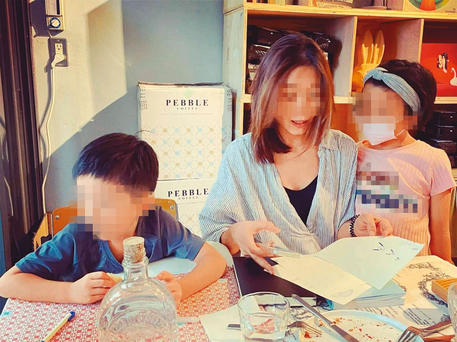 育有2名子女的C女(中)與碩士班指導教授黃建宏爆發婚外情。(讀者提供)
