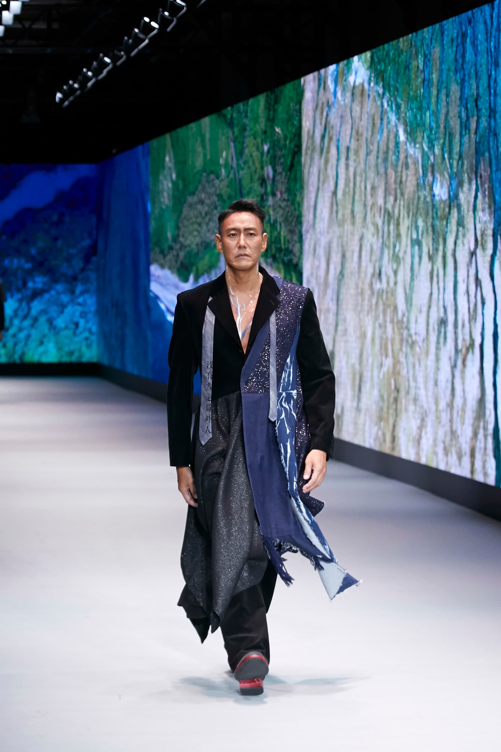 加賀美智久定居台灣已久,深愛這片土地的他,為在地台灣品牌Story Wear走秀。(Story Wear提供)