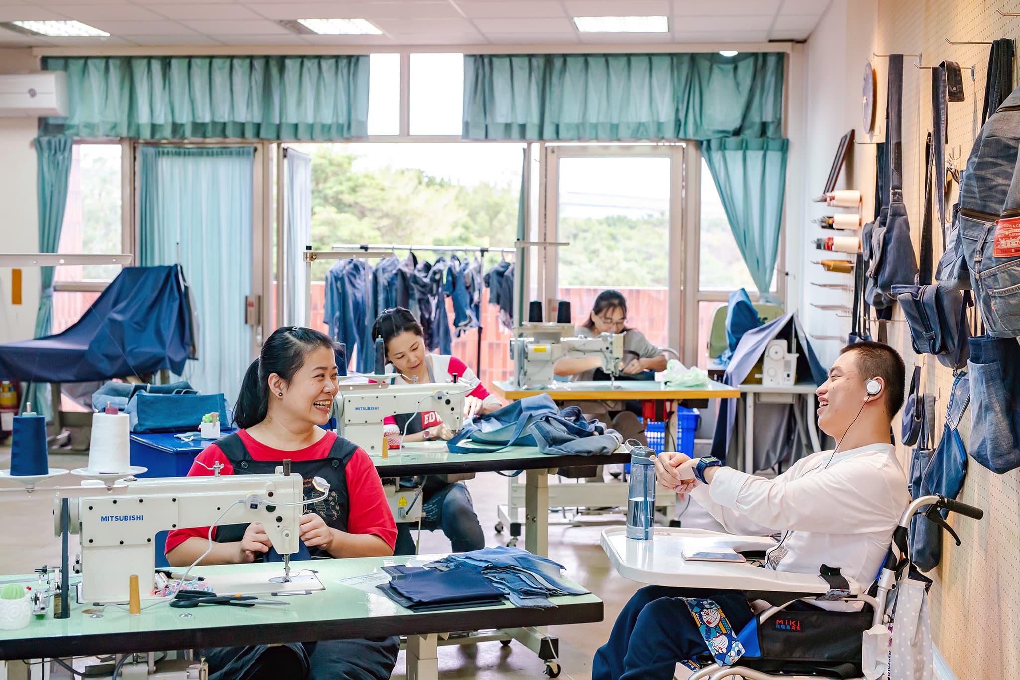 Story Wear的永續時尚共創基地,請在地裁縫師、二度就業婦女和腦麻兒家庭婦女製作服飾。(Story Wear提供)
