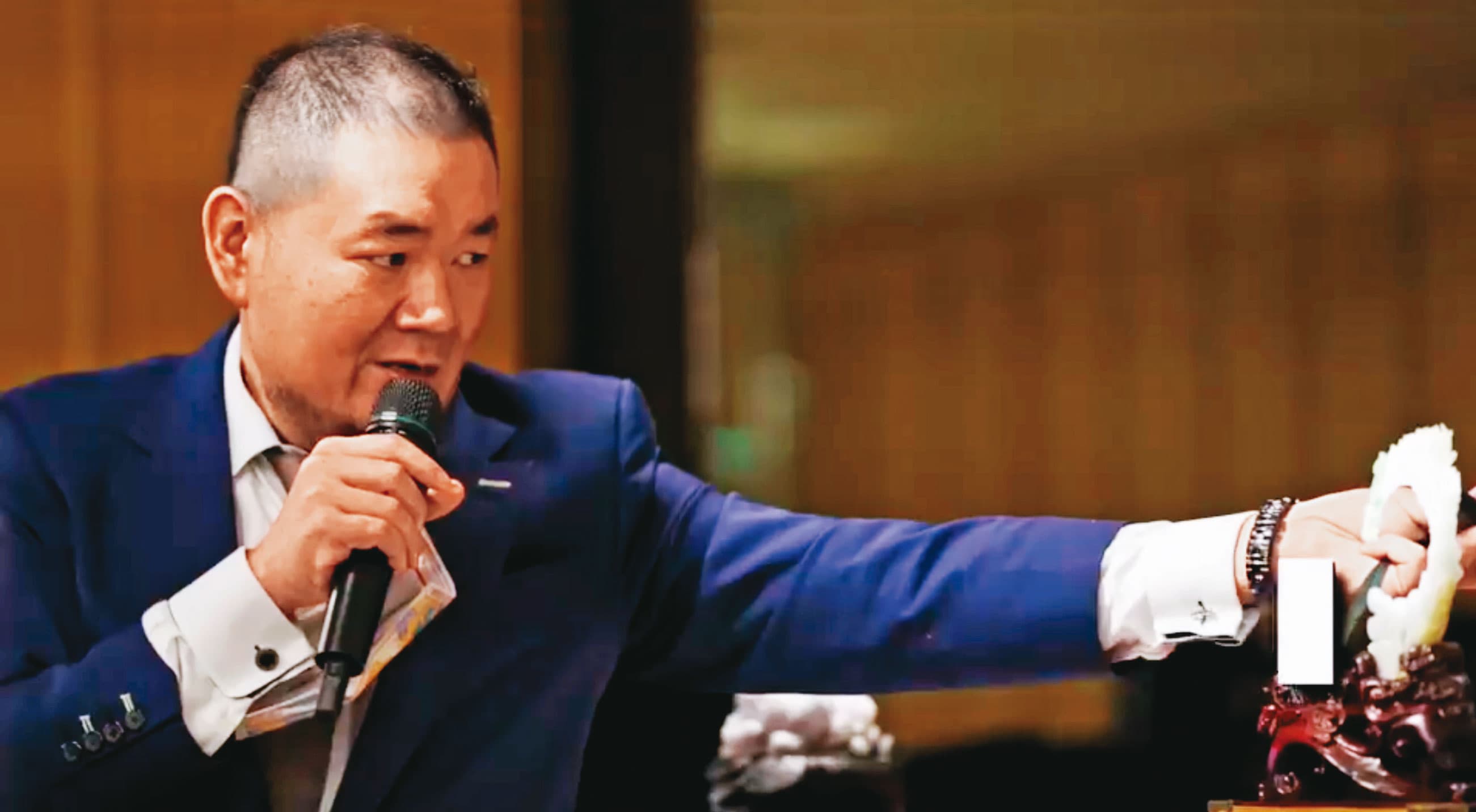 李正邦被拒絕收監後,不僅開直播賣精品,還收取高額費用開設鑑定課程。(翻攝臉書拍賣社團)