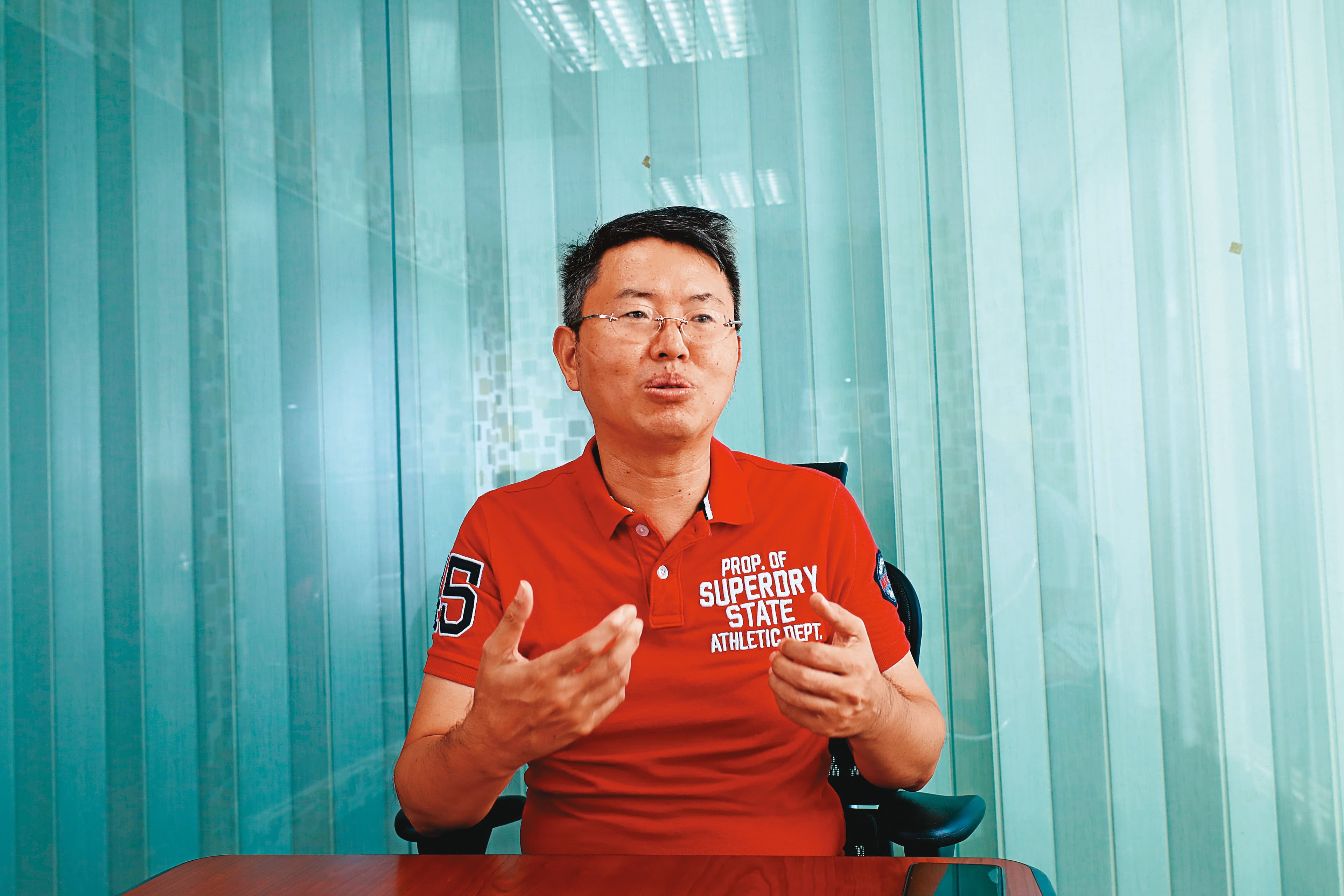 北市議員徐立信(圖)曾接獲李正邦的員工陳情遭苛扣薪資,而要求勞動局前往飯店勞檢,卻被拒於門外。