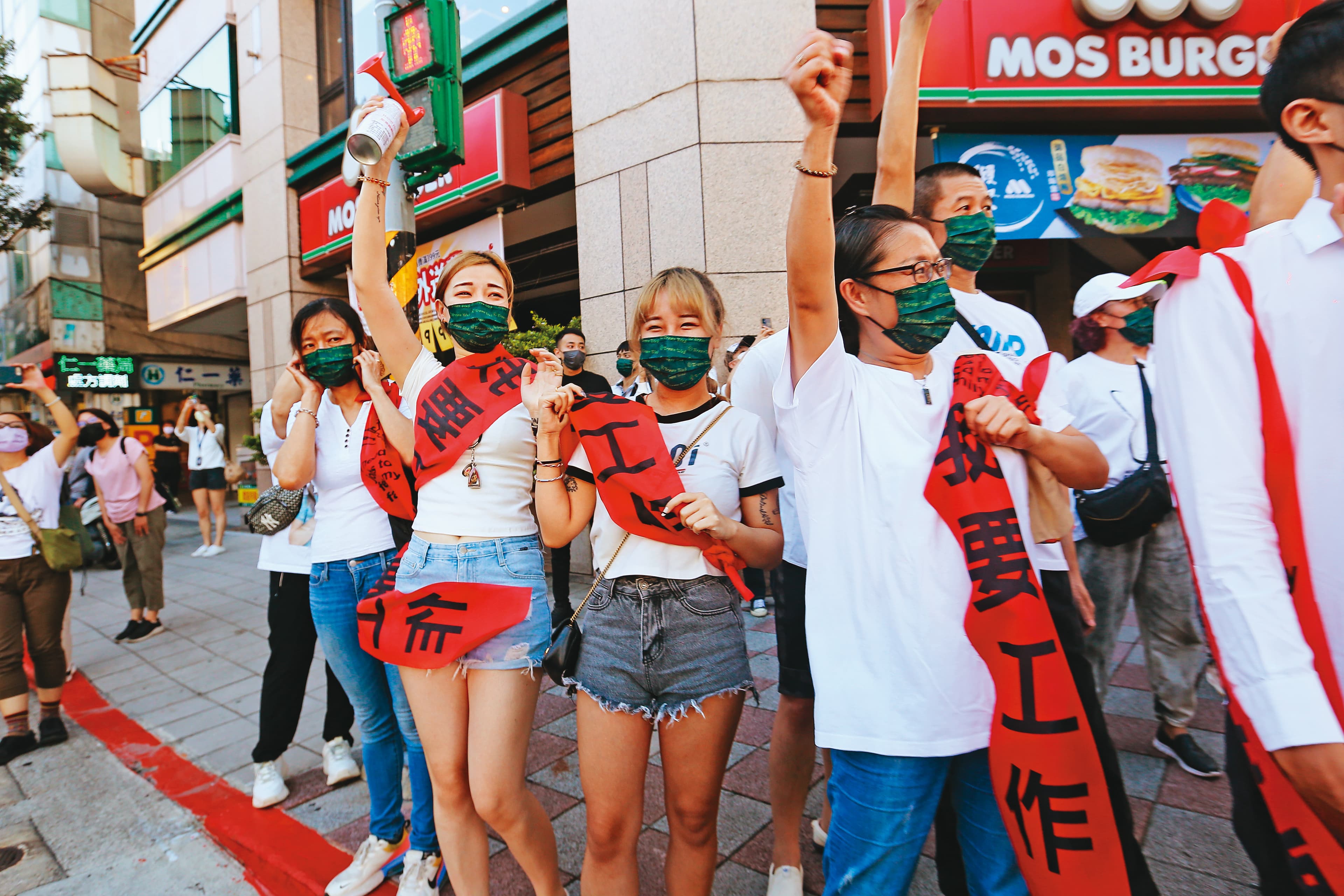 10月6日有上千酒店從業人員走上街頭,捍衛工作權。