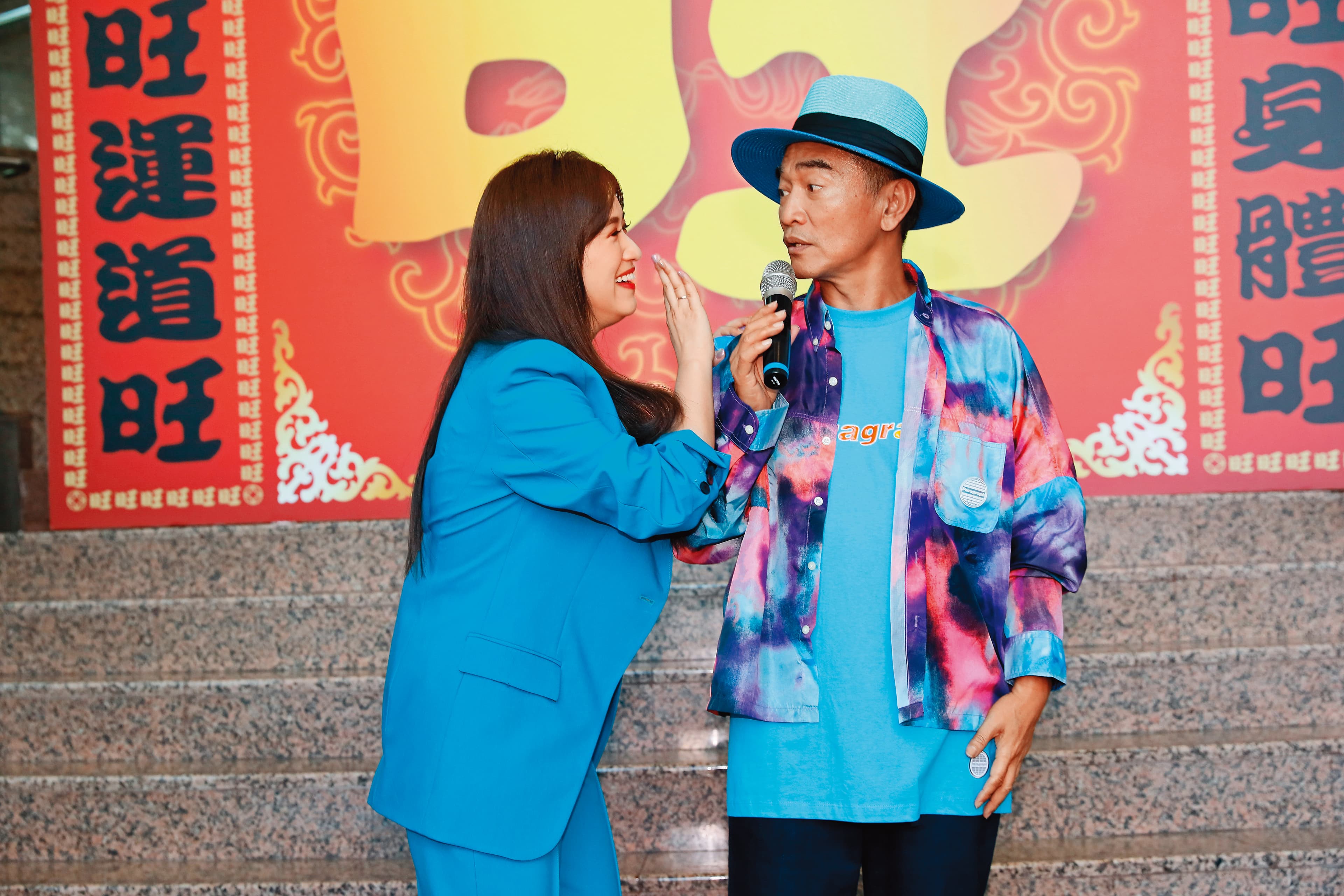 吳宗憲(右)安慰女兒吳姍儒(左)「未婚生子也OK」,看這厚實身材與下巴,莫非奉天承「孕」?