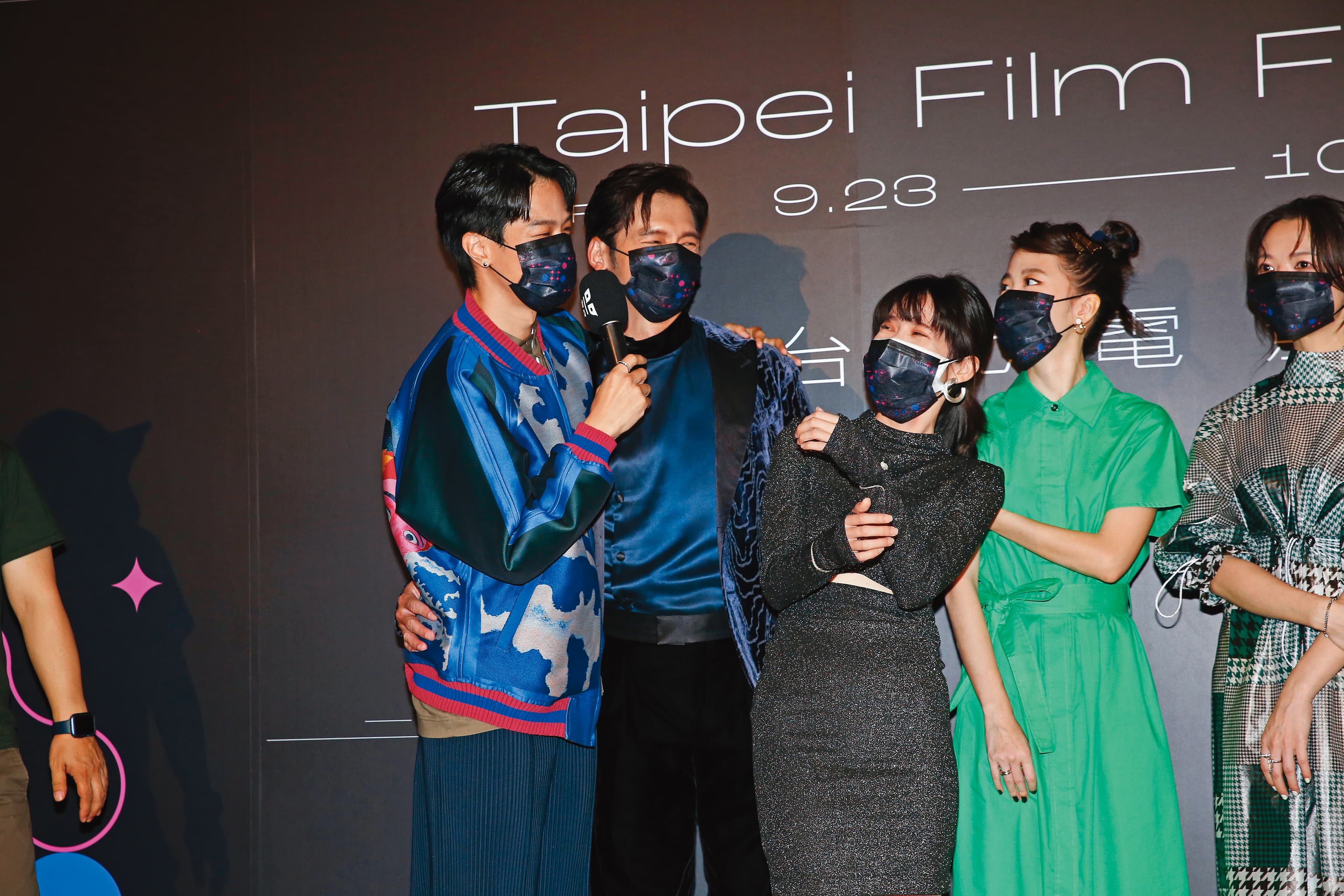 薛仕凌(左起)和溫昇豪親密勾肩搭背,反而女主角連俞涵成了「不被愛的才是第三者」。