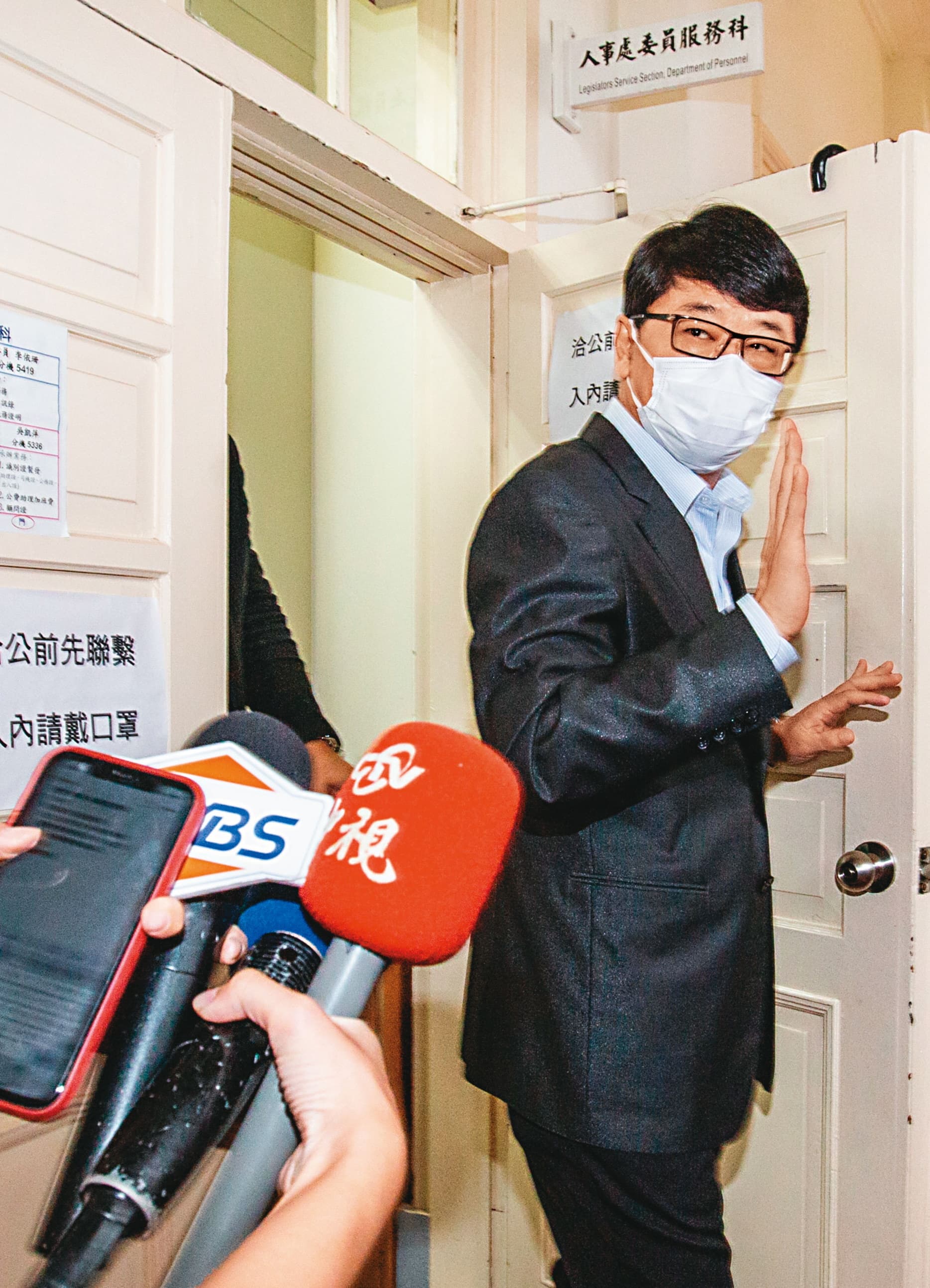 立委趙正宇收押後交保,去年9月首度現身立法院喊冤,表示與殯葬業者欲變更陽明山土地開發案無關。