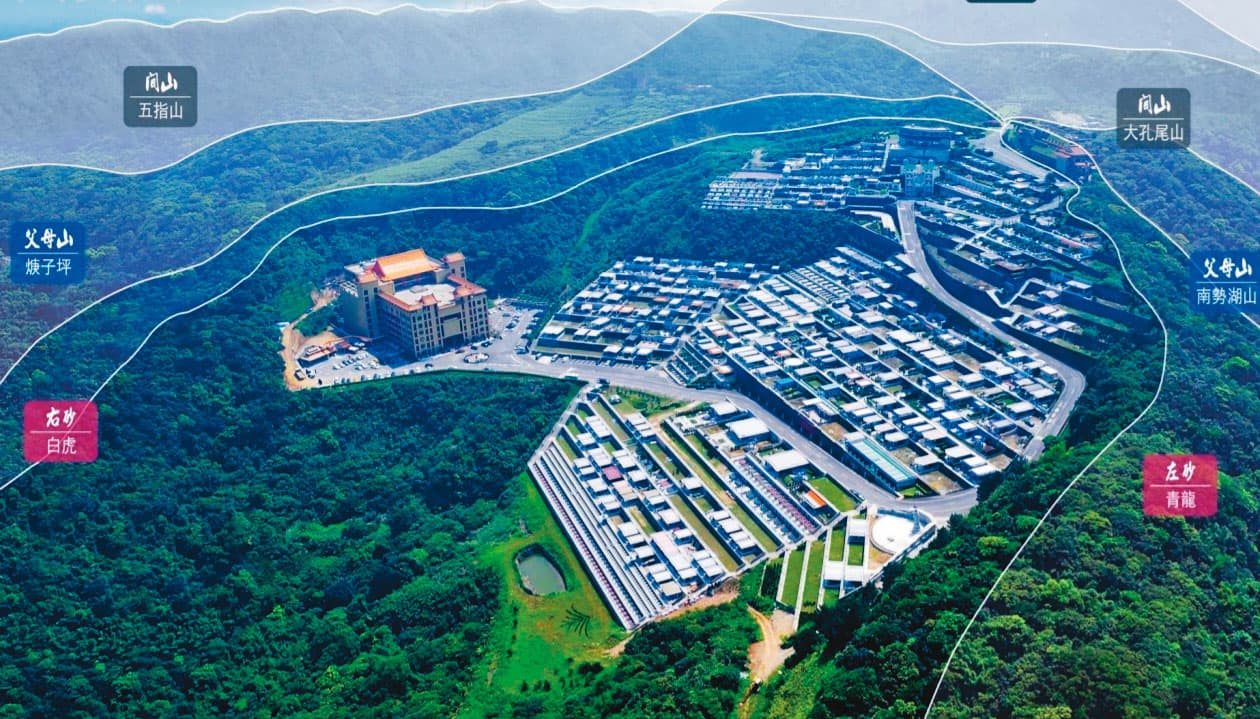 位於新北金山的展雲蓬萊陵園占地廣大,官網上標示出左青龍、右白虎風水寶地格局。(翻攝展雲蓬萊陵園官網)
