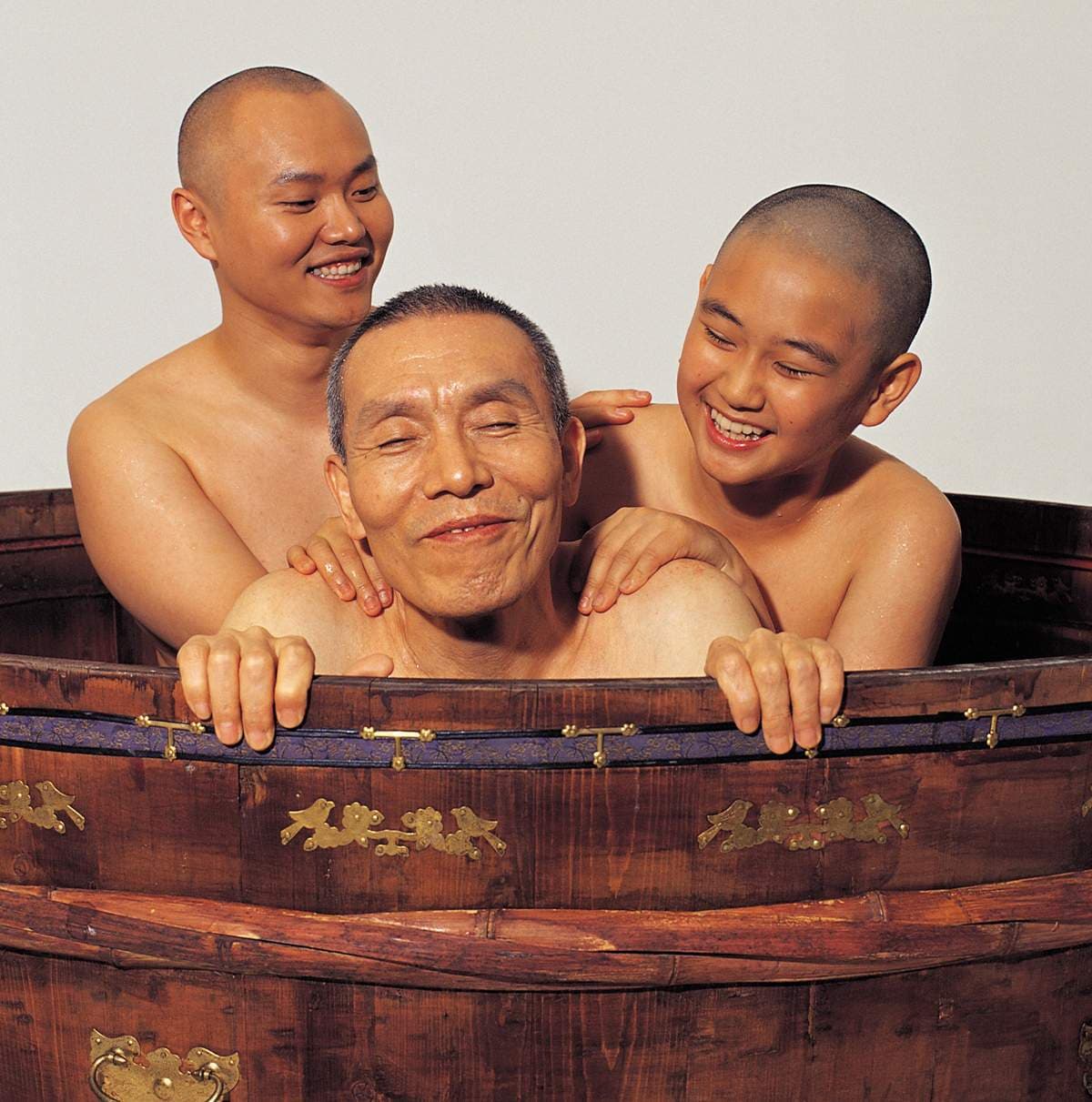 吳永秀(中)在電影《童僧》飾演和尚,因過去在許多作品都演出類似角色,一度有觀眾以為和尚才是他的本職。(翻攝自Daum Movie)