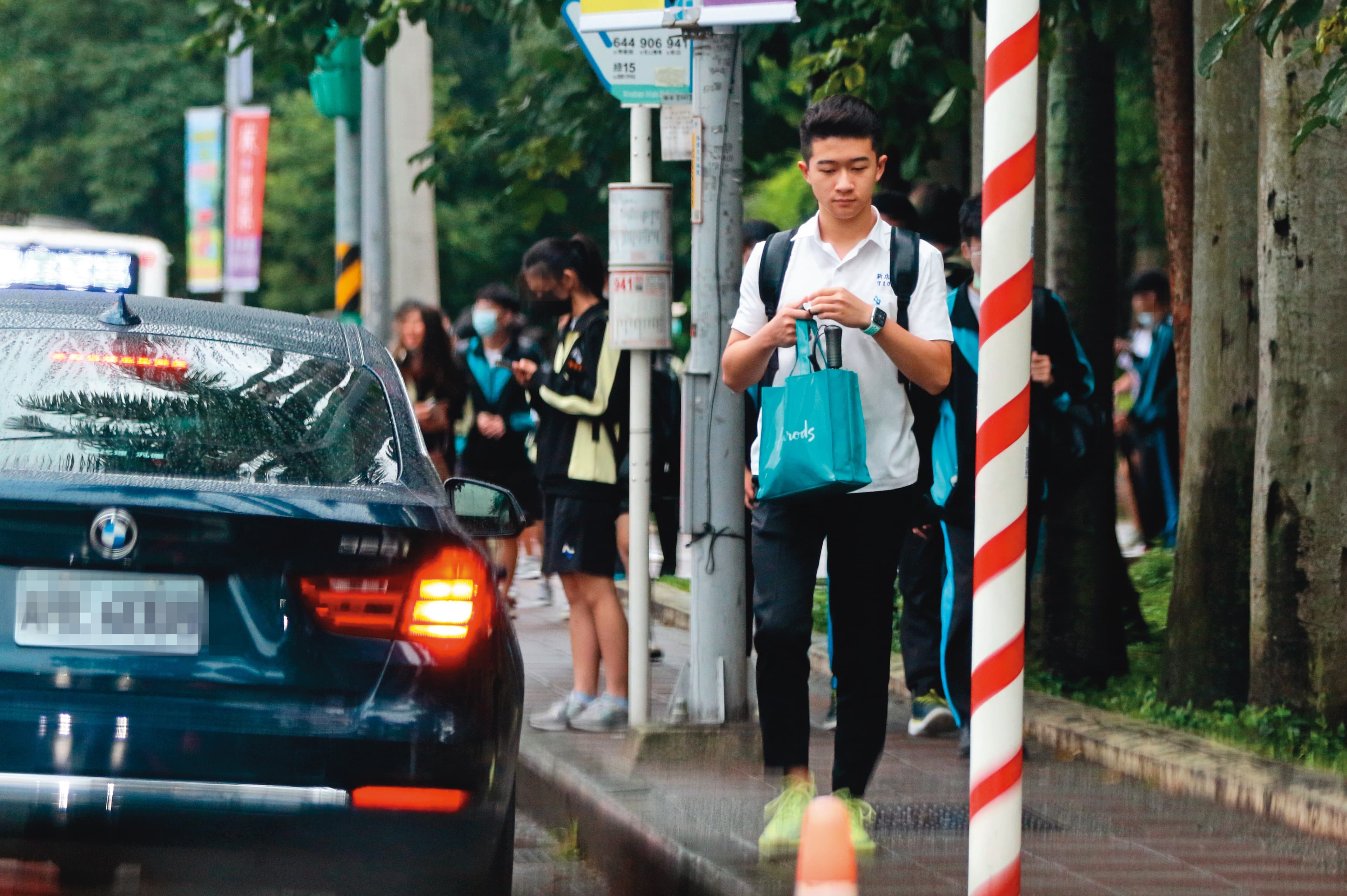 本刊曾經拍過崔佩儀用同輛BMW接送貝克宇,如今該車已經成為兒子的把妹工具。