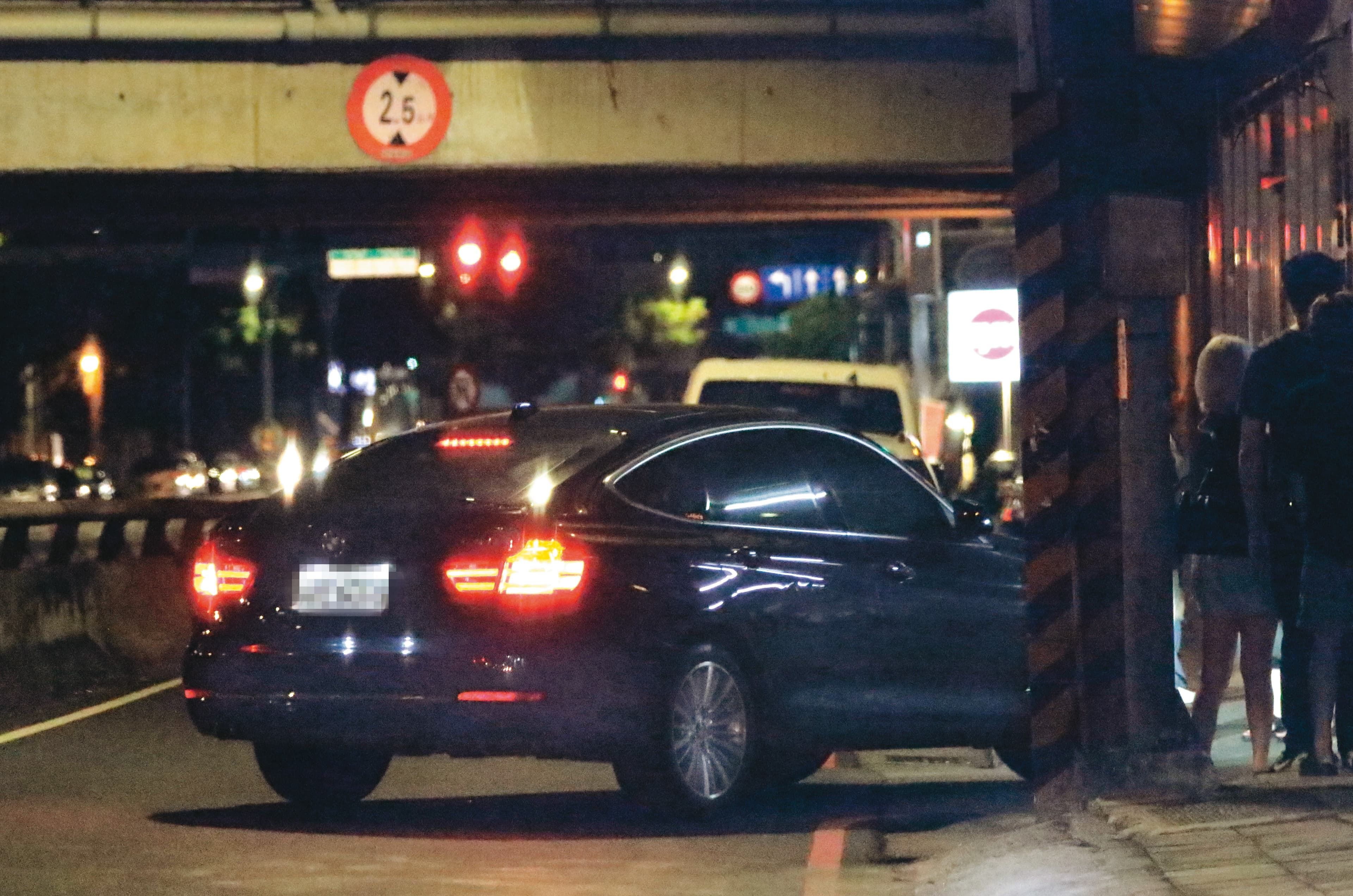 約會結束,送完女同學後,貝克宇再大老遠把媽媽的BMW開回家。