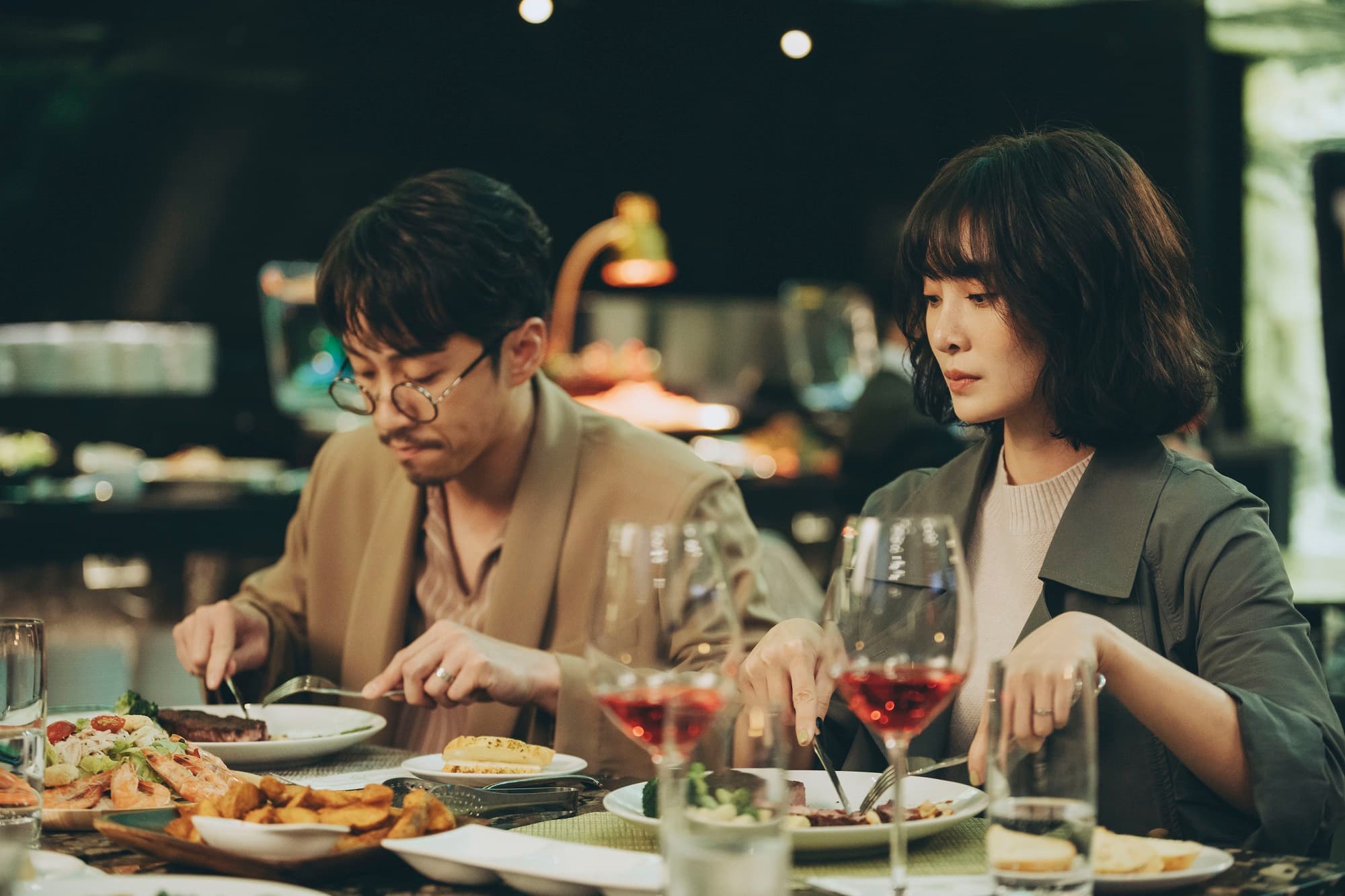 陳漢典(左)與李亦捷(右)在《2049-幸福話術》中扮演夫妻。(瀚草影視提供)