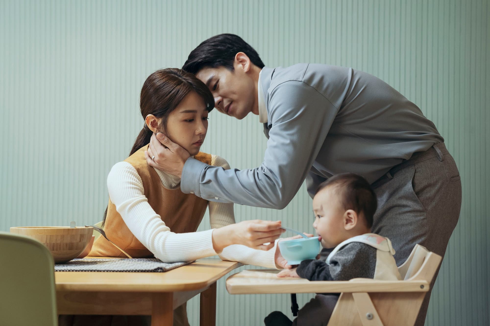 《2049-完美預測》的男童(前排右)年僅1歲,卻完全不怕生,無需工作人員誘導就能自在表現。(瀚草影視提供)