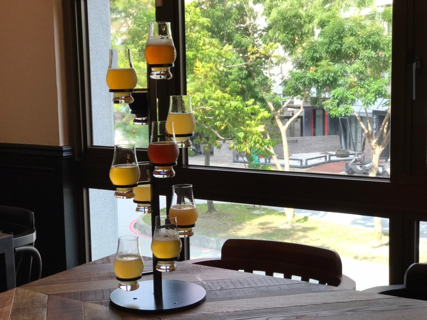 有如桌上摩天輪的「啤酒塔」,一次可以暢飲10款口味。