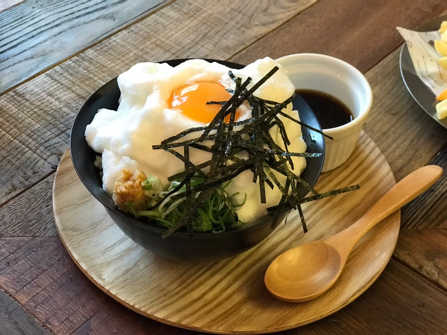 「雲蛋TKG(特製醬油)」以平民美食TKG生蛋拌飯為概念,打發蛋白到有如雲朵蓬鬆,再覆蓋飯上。(100元/份)