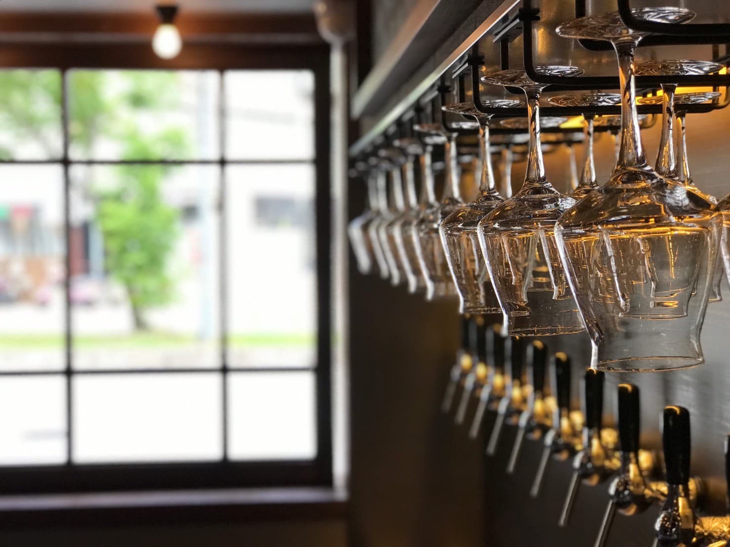 在「源流台灣精釀啤酒餐酒館(Far Yeast Taiwan Craftbeer Gastropub)」,可以透過Tap Beer拉霸型態,喝到Far Yeast源流、KAGUA馨和等多樣酒款。