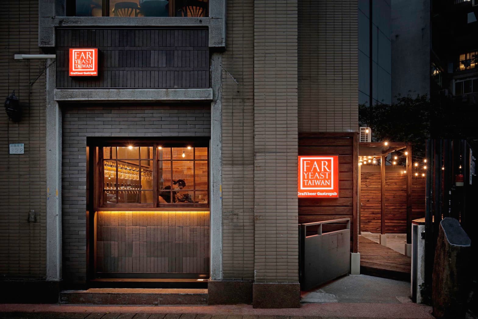 夜色裡的日本精釀啤酒「源流台灣精釀啤酒餐酒館(Far Yeast Taiwan Craftbeer Gastropub)」,很有在日本東京街頭的酒吧氛圍。 (Far Yeast Taiwan Craftbeer Gastropub提供)