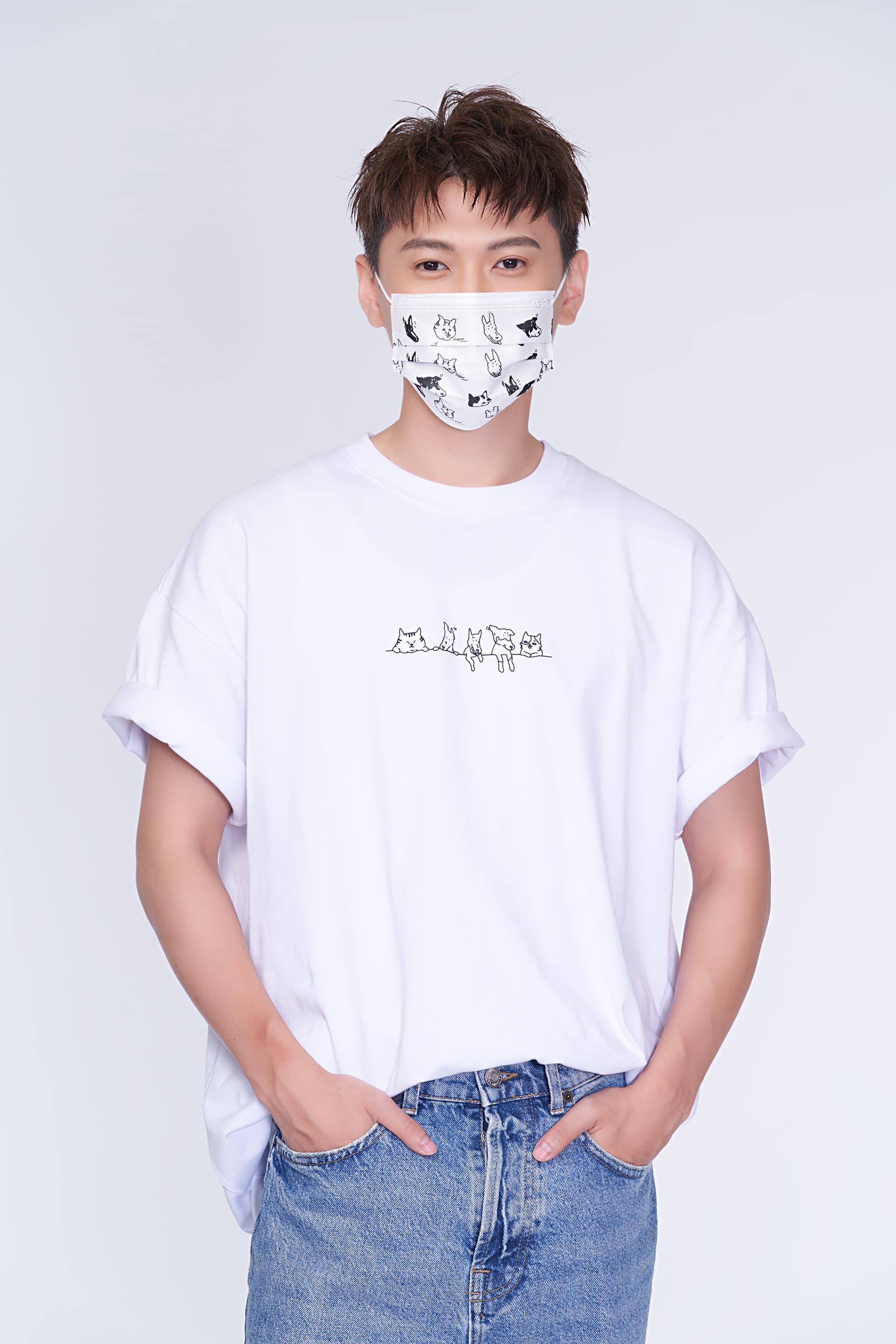 王子的弟弟邱宇辰戴上公益系列的口罩，直呼口罩可愛。（CHECK2CHECK提供）