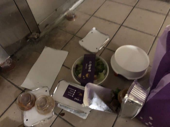 外送餐點從濕掉的紙袋掉落滿地。(翻攝自Dcard)