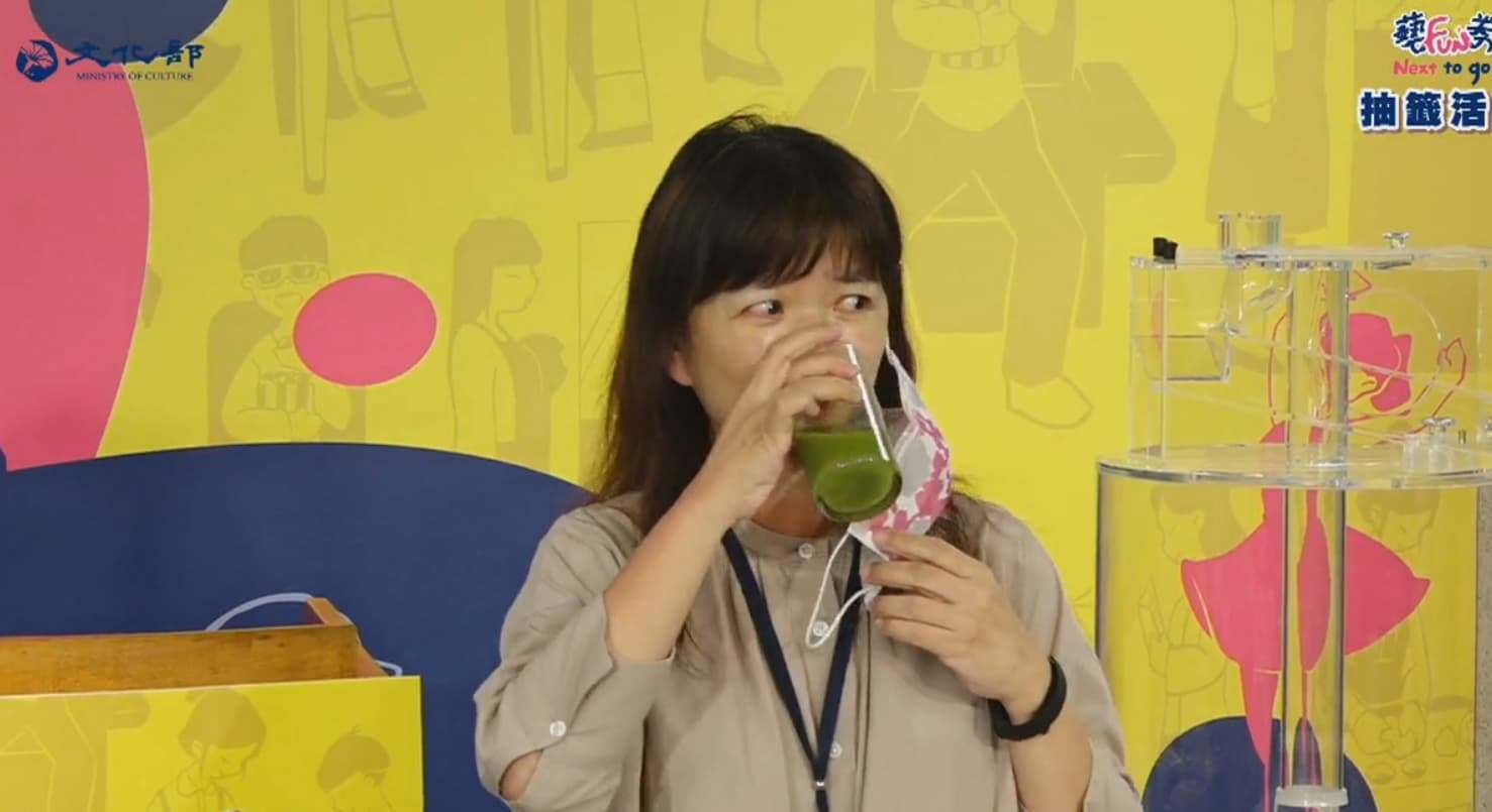 李靜慧應視網膜要求,真的一口喝完香菜汁向尾數2的民眾致歉。(翻攝自文化部直播)