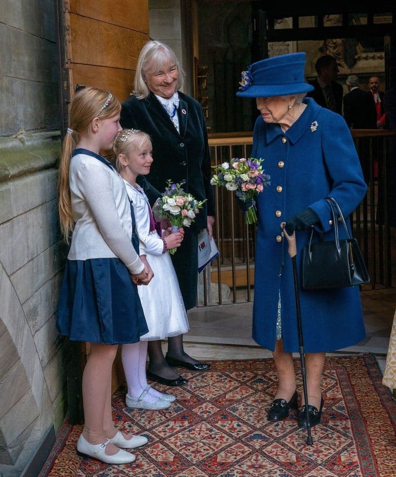 英國女王第一次在公開場合拄拐杖走路。(翻攝The Royal Family臉書)