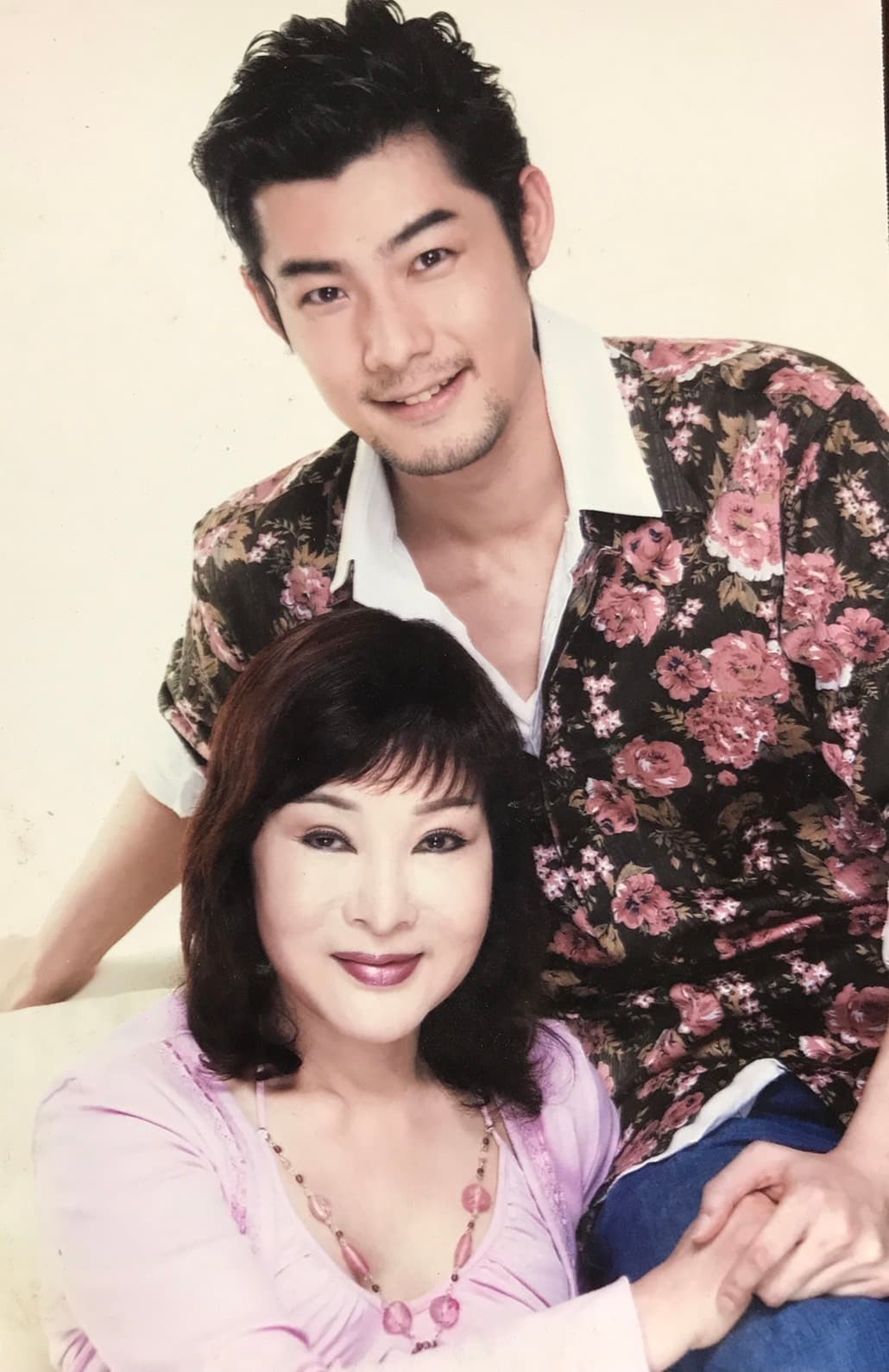 小明明(前)生前曾希望能跟兒子施易男合演歌仔戲。(施易男提供)