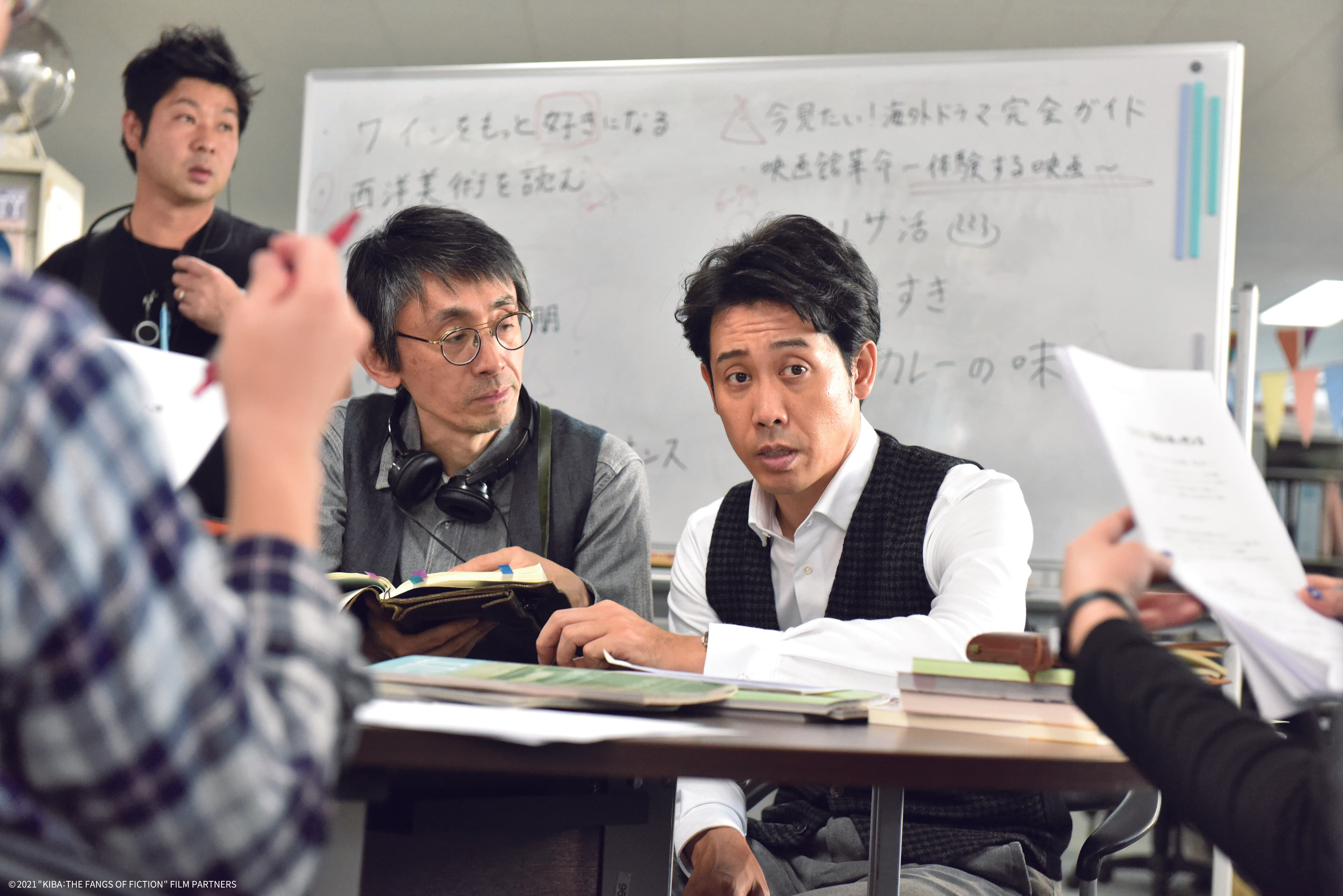 吉田大八(左)透過《總編的復仇》挖掘大泉洋不為人知的面貌,他也非常感謝大泉洋在片場細心照顧劇組每位成員。(可樂電影提供)