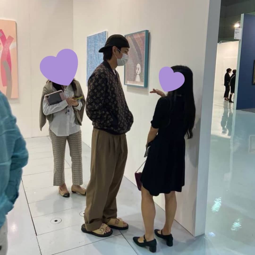 網友在藝術展現場見到V本人，興奮拍照記錄難得的機遇。（網路圖片）