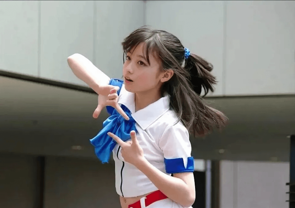 橋本環奈當初也是在14歲時,因活動時側拍的一張跳舞照片,被稱為奇蹟的美貌而爆紅,現年22歲的她已參與過多部戲劇演出。(翻攝推特)