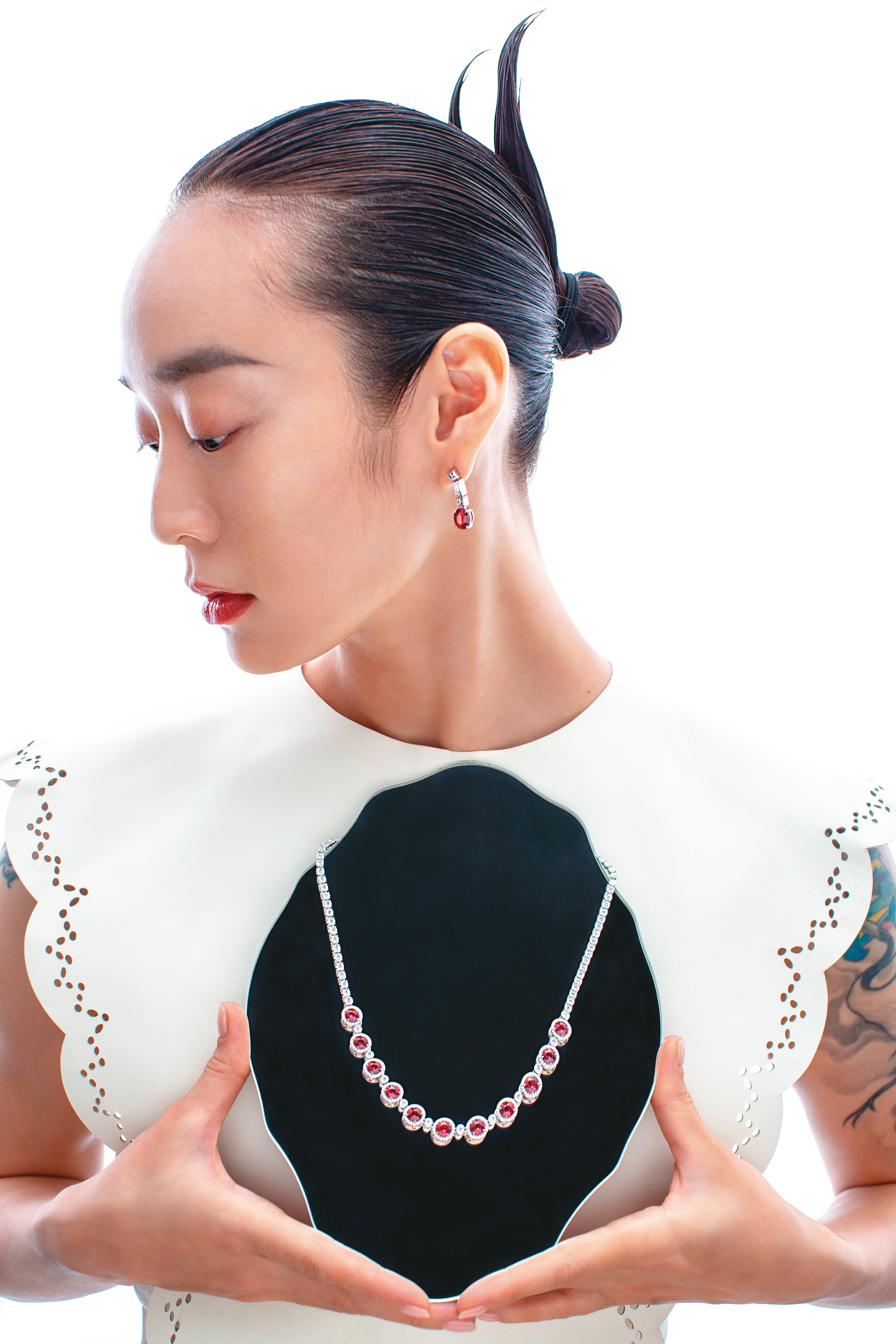 高級珠寶系列鉑金鑲嵌紅寶石與鑽石耳環，NT$14,160,000 by TIFFANY／高級珠寶系列鉑金鑲嵌紅寶石與鑽石項鍊，NT$10,165,000 by TIFFANY／白色皮革洋裝，NT$213,800 by Chloé