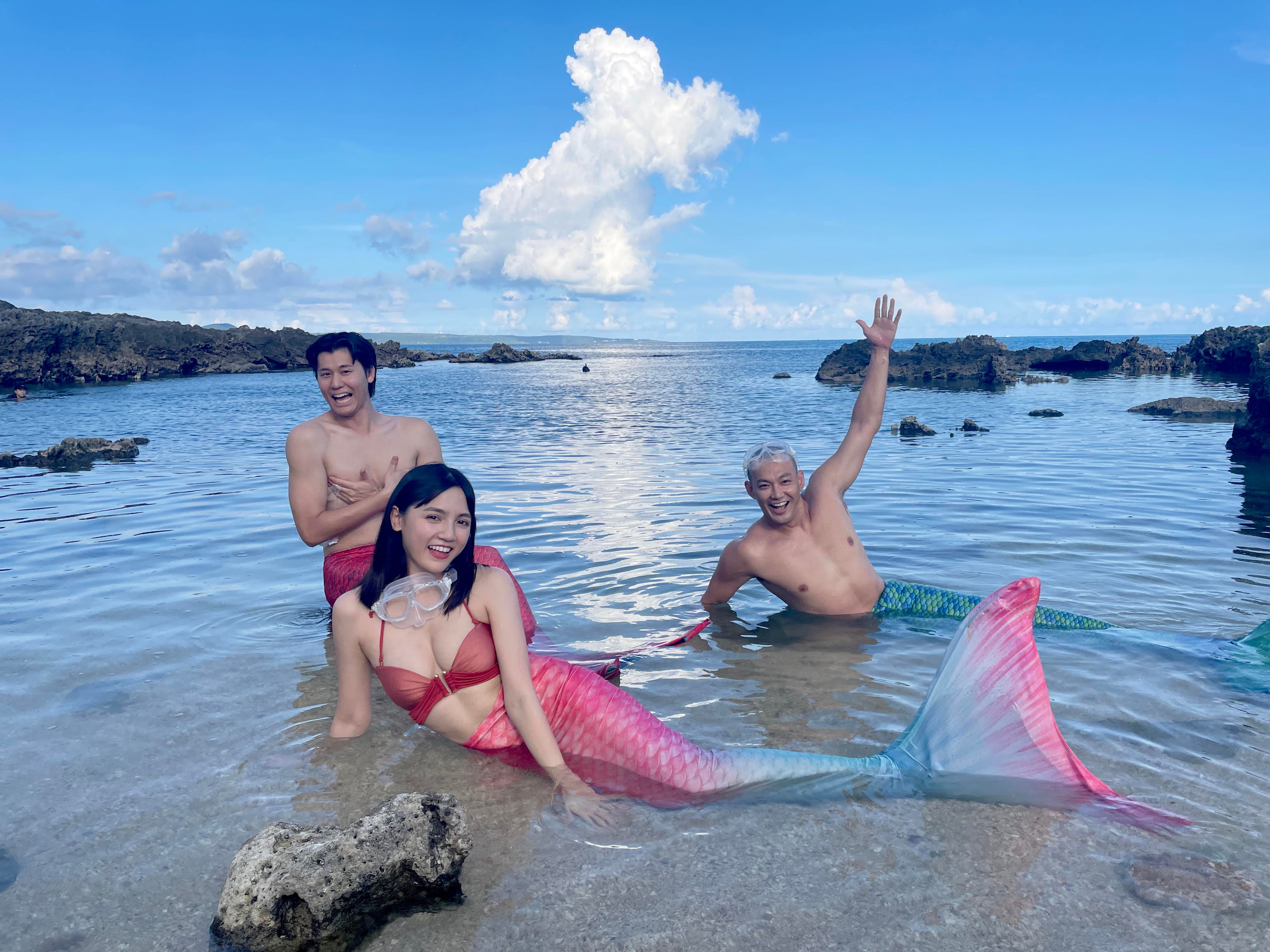 朵拉身穿磚紅色比基尼扮美人魚,大露姣好身材。(TVBS提供)