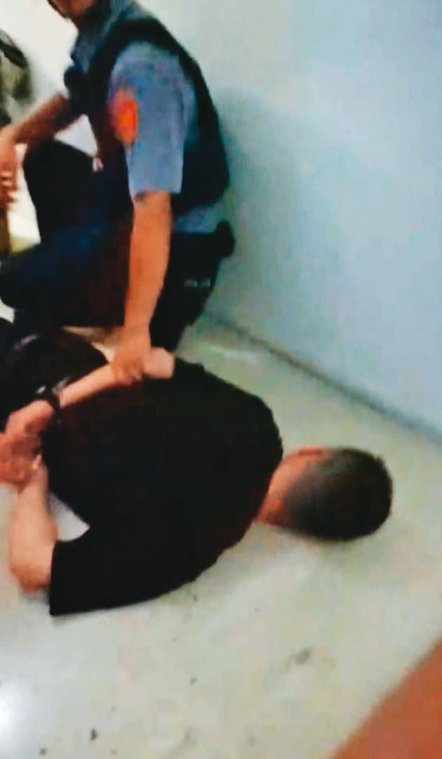 警方獲報趕抵現場,將行凶的廖男壓制在地。(翻攝畫面)