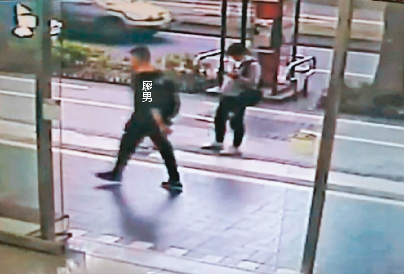 廖男前往邱女租屋的大樓,騙過新來的警衛,順利上樓。(翻攝畫面)