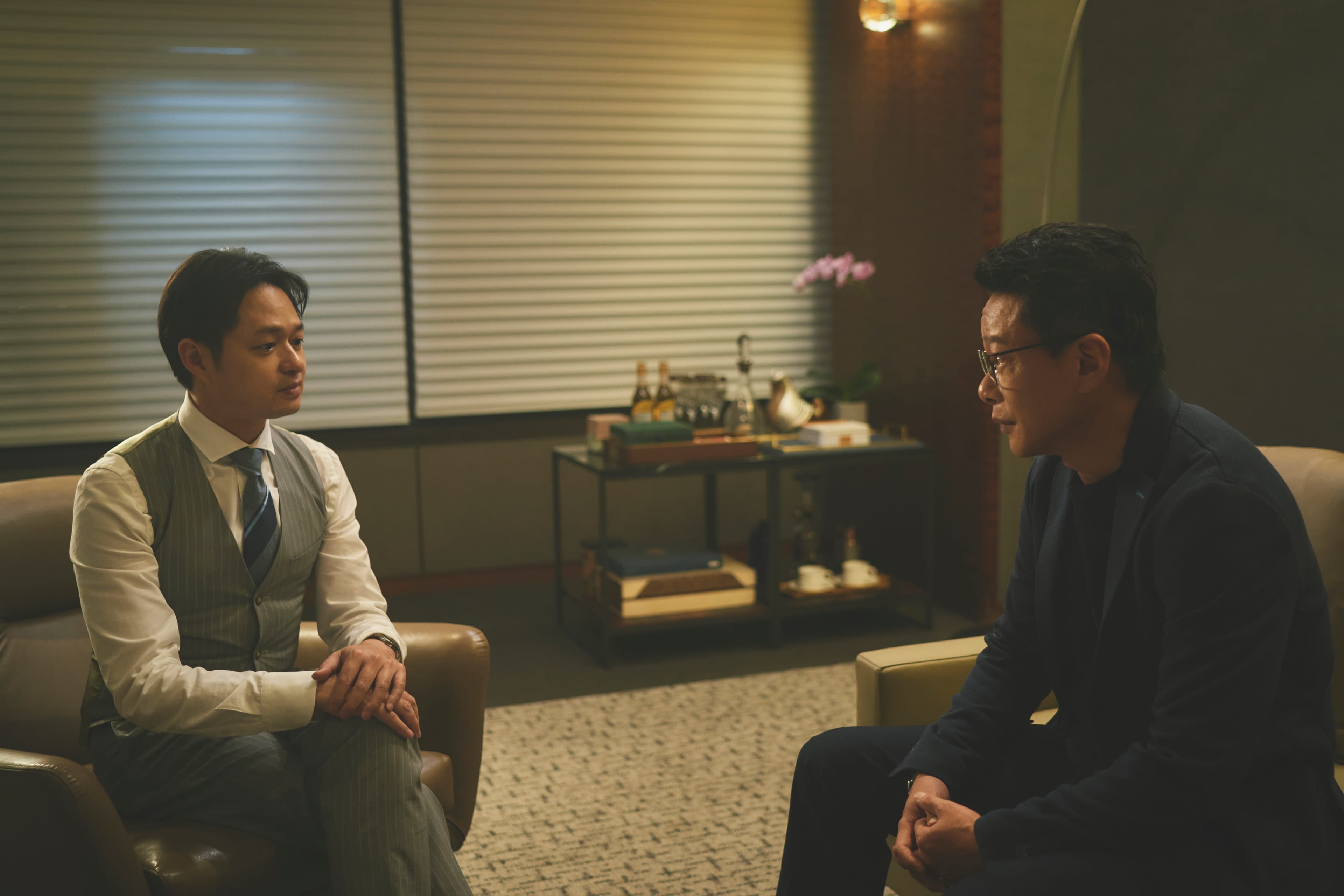 導演鄭有傑(左)力挺陳大璞導演,轉換演員身分飾演議員的幕僚趙特助,與李康生(右)上演出笑裡藏刀的諜對諜戲碼。(双喜提供)