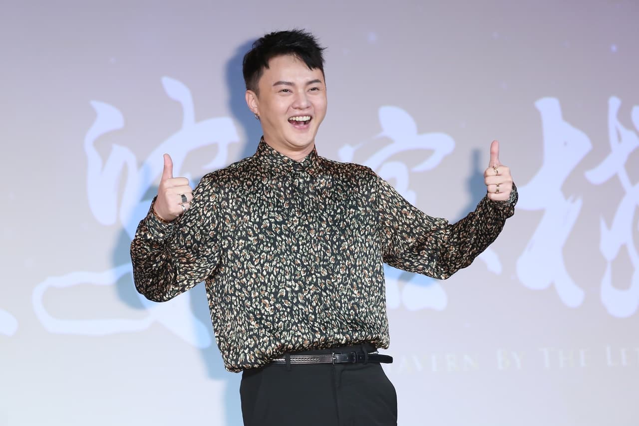 許富凱飾演客棧成員之一,第一此演歌仔戲的他被嫌唱太好。