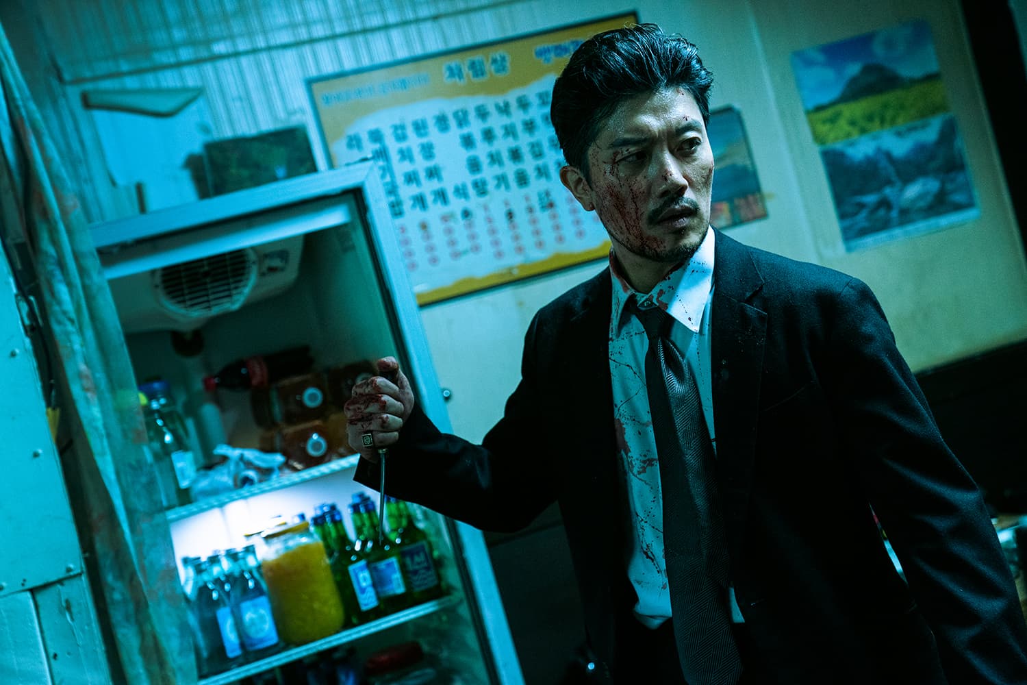 《以吾之名》在冬季拍攝,讓穿著西裝的朴熹洵直呼「太冷了!」(Netflix提供)