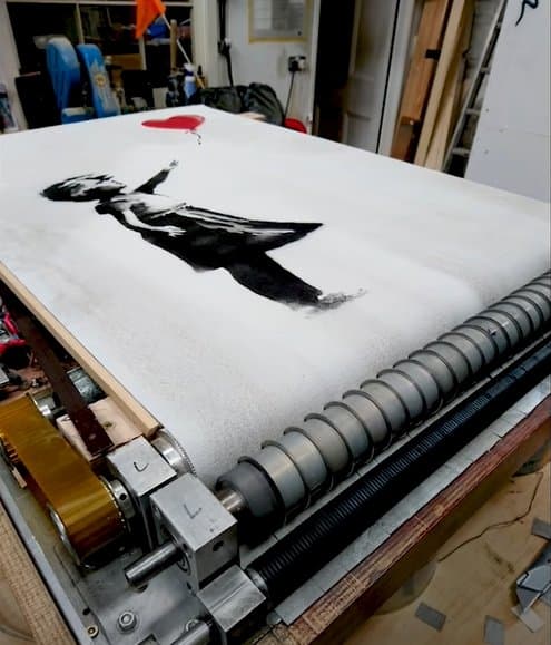 班克西曾在網上公布安裝碎紙機的過程。(翻攝Banksy IG)