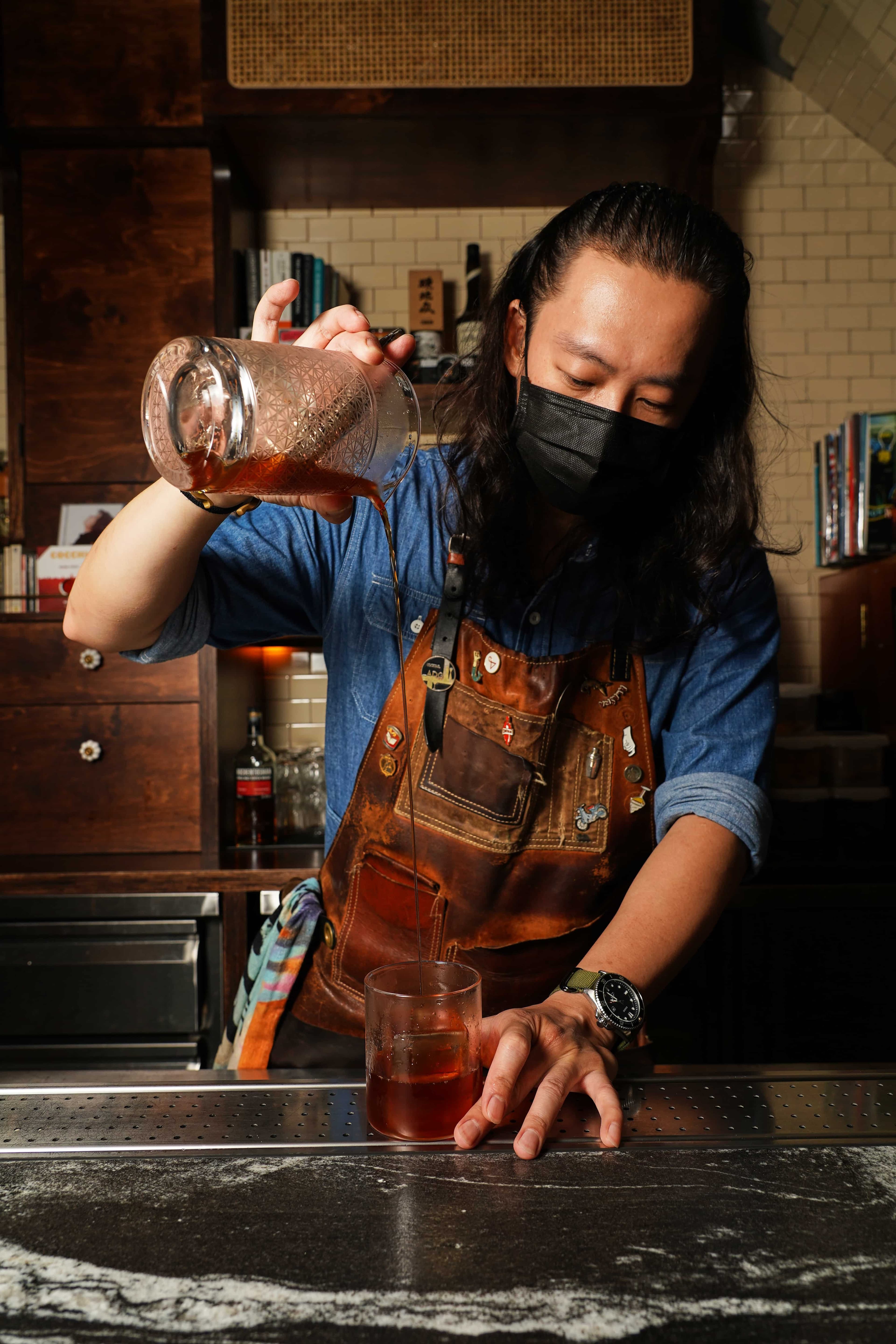 這裡的酒即使再進化，從調製到完成，都不曾用花俏勾人；卻在入口時綁架味蕾和思緒。