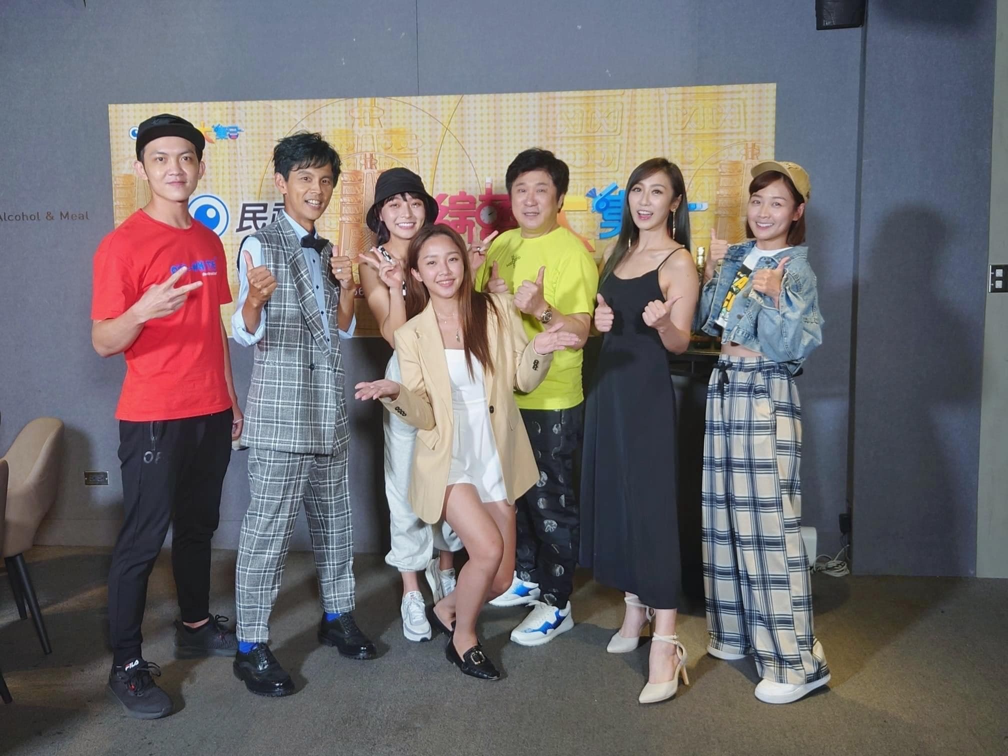 胡瓜(右3)去年即自爆計劃退休,將在近一、兩年內退出演藝圈。(翻攝自胡瓜臉書)