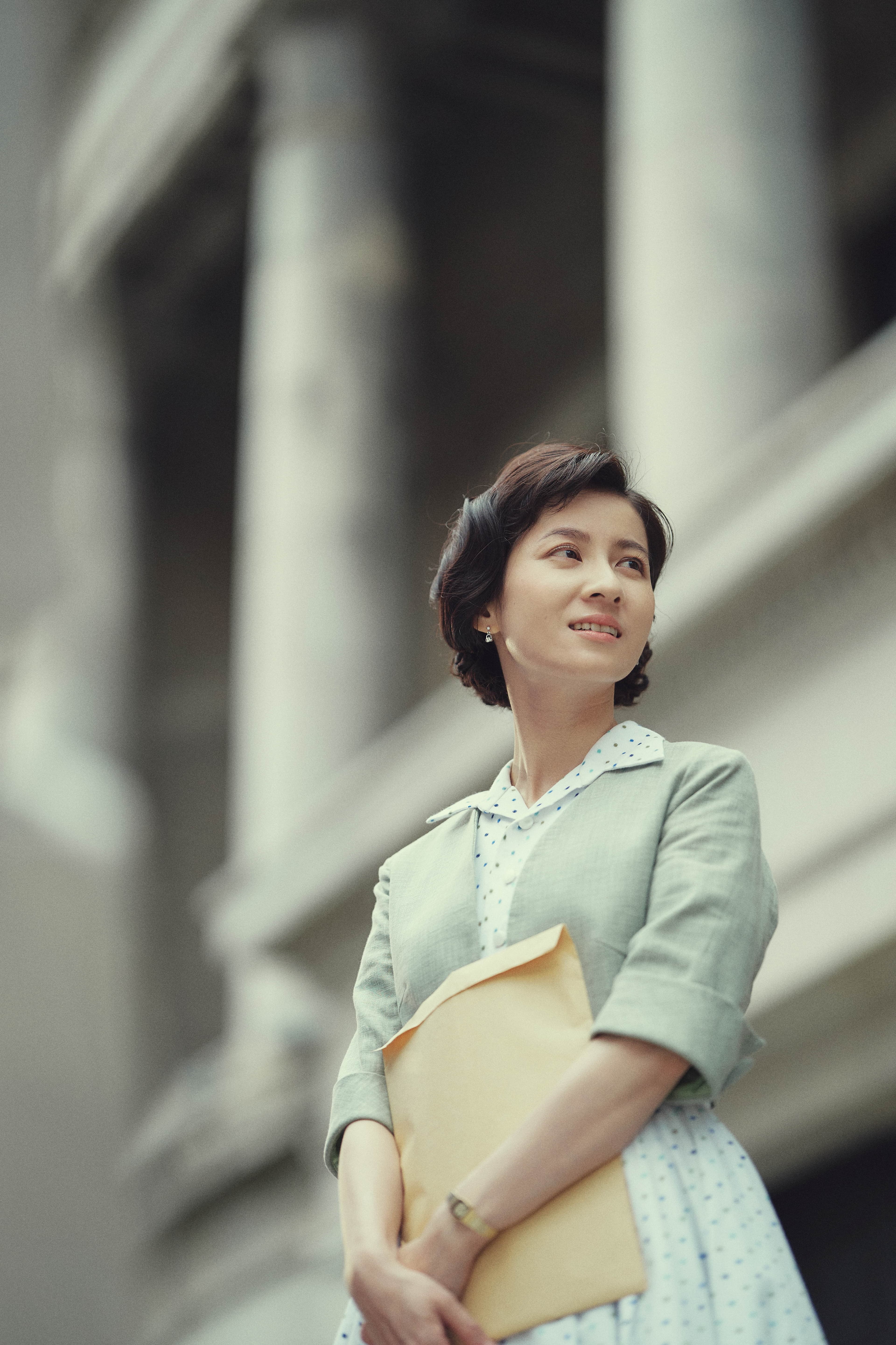 連俞涵飾演茶商千金小姐,劇組設計了多套淑女裝,彰顯1950年代的流行風格。(公視提供)