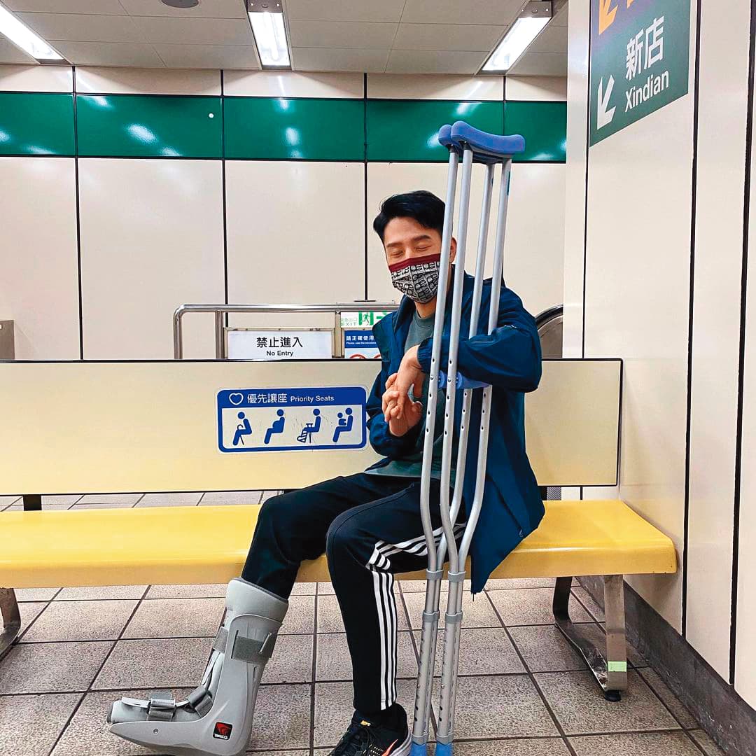 胡宇威骨折期間還曾拄枴杖坐在捷運月台的博愛座候車。(翻攝自胡宇威IG)