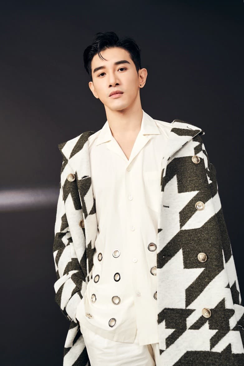 張立昂雋朗外型最適合演高富帥,他在多齣偶像劇扮演CEO,堪稱「總裁專業戶」。(翻攝自張立昂臉書)