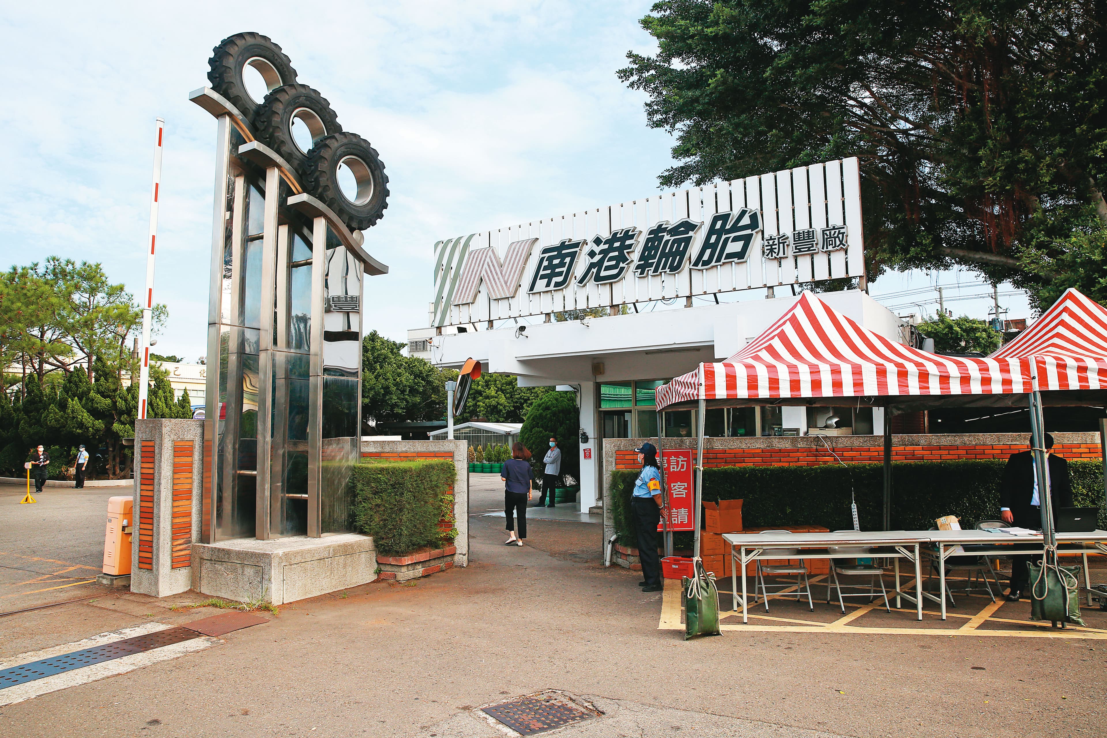 20多年前林學圃入主南港,近年成功開發舊廠推出「世紀明珠」大案。