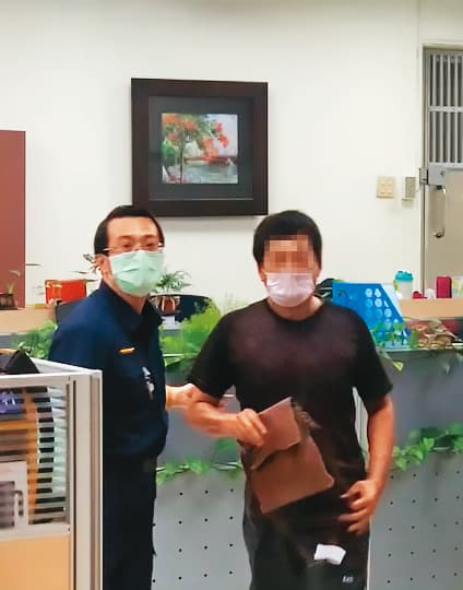 郭姓男子（右）與女友吵架後，先行離開現場，偵訊後諭令6萬元交保。