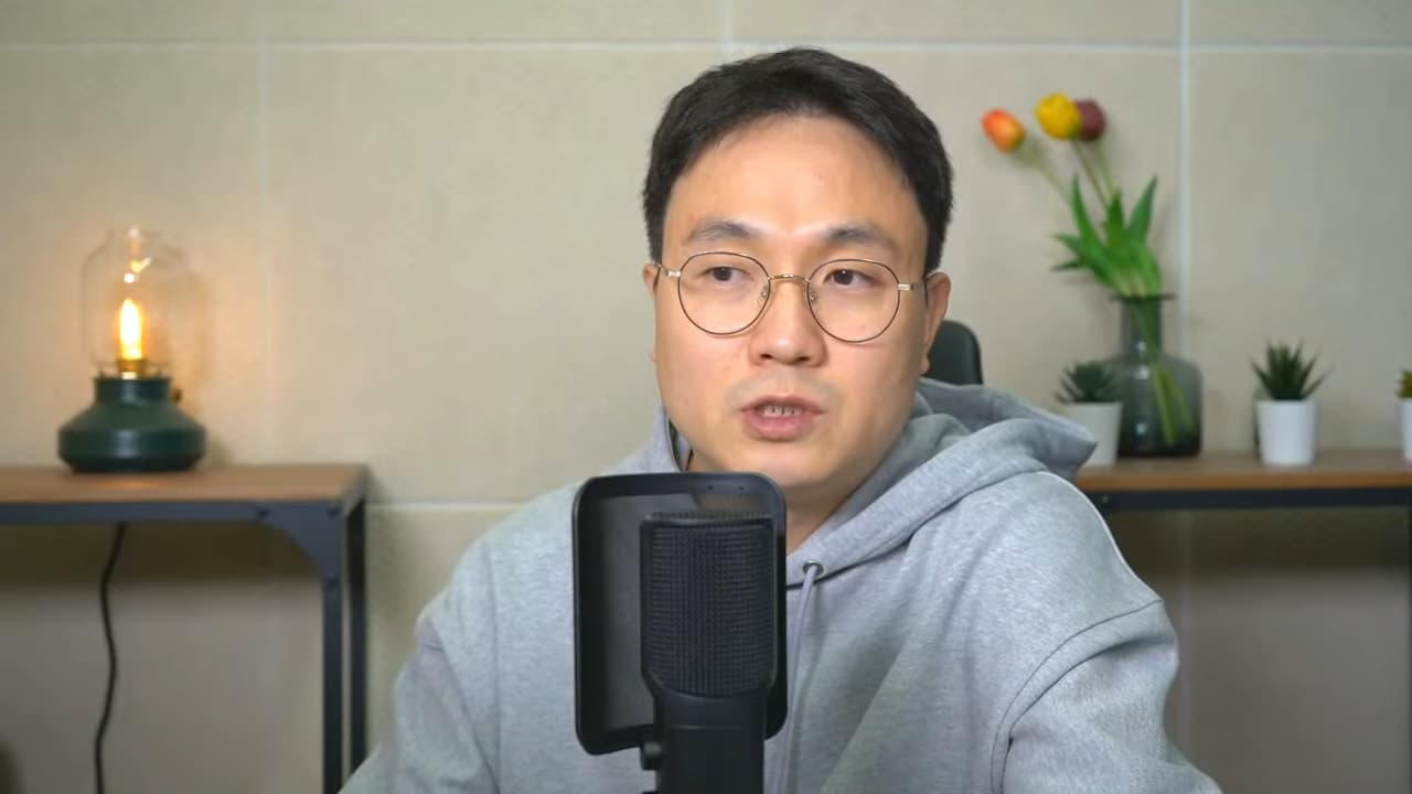 娛樂記者李鎮浩開直播指出,K男就是金宣虎。(翻攝自YouTube畫面)