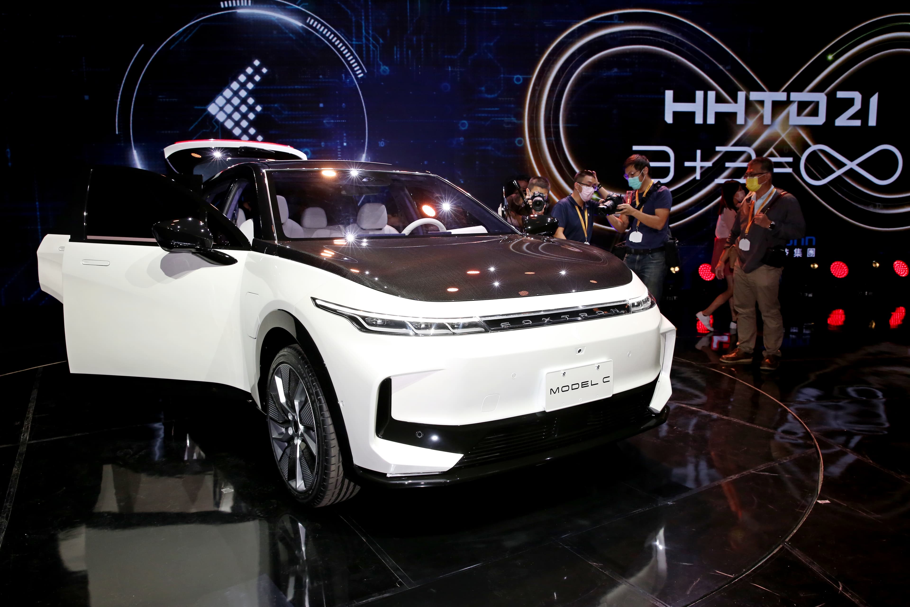 Model C在性能版本上,馬力可達400批、續航力為700km,從時0到100公里加速度只需要3.8秒。