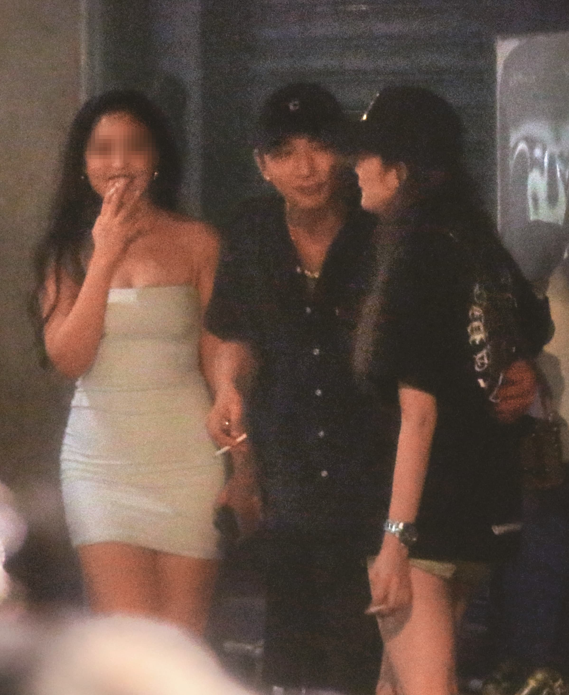 02:26,明杰(中)獻吻未成功,被黑帽女子(右、D女)拒絕,但他不死心把目標放在先前的長髮低胸妹仔(左、C女)身上。