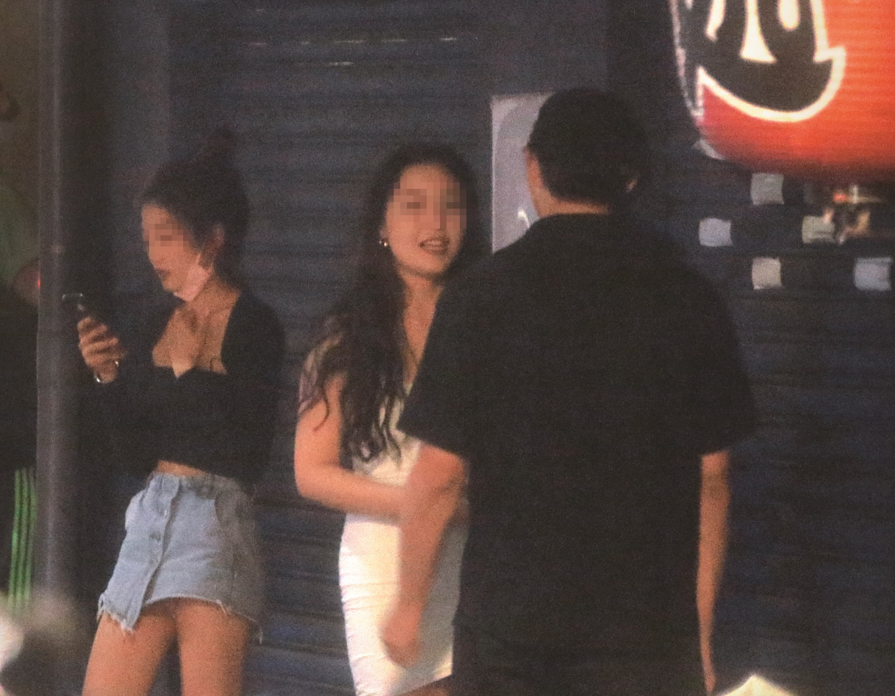 02:31,明杰(右)跟C女(中)聊得非常開心。