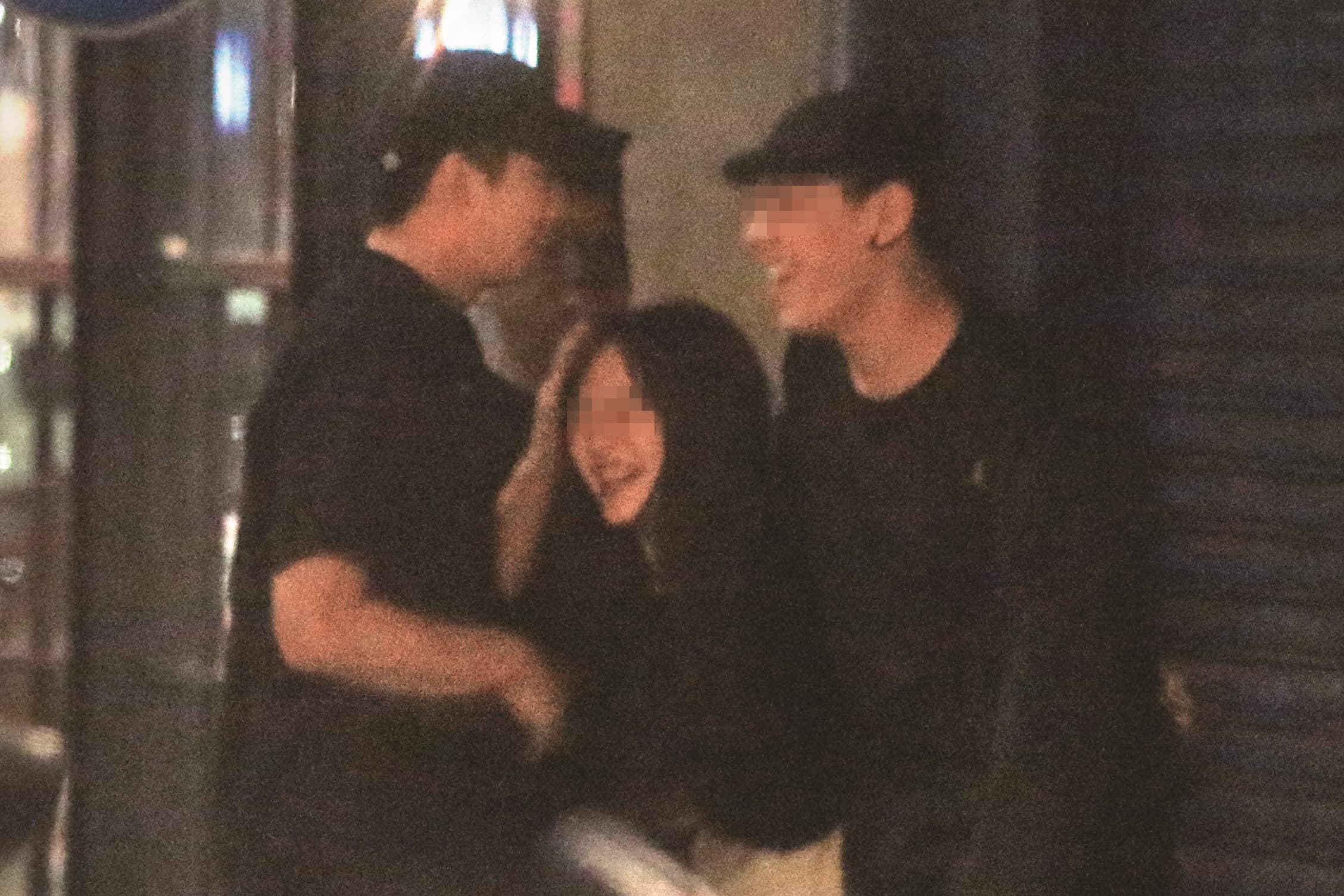 02:40,當晚明杰(左)共計與4名女子要好,可見他酒後已毫無偶像包袱。